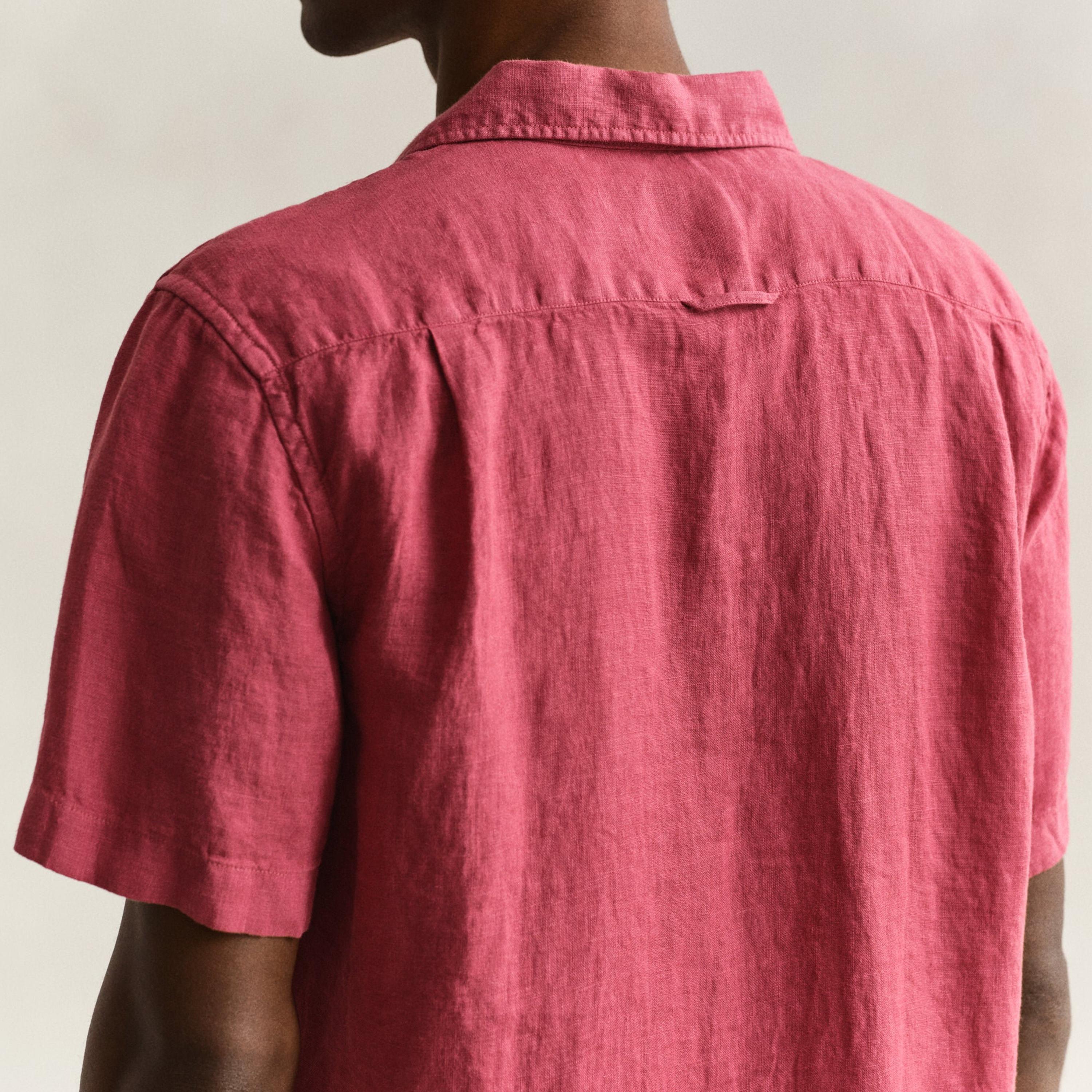 قميص كتان رجالي بأكمام قصيرة وقصة "ريجيولار فيت" سادة وياقة "ريزورت" من جانت-men-clothing-shirts-image-24