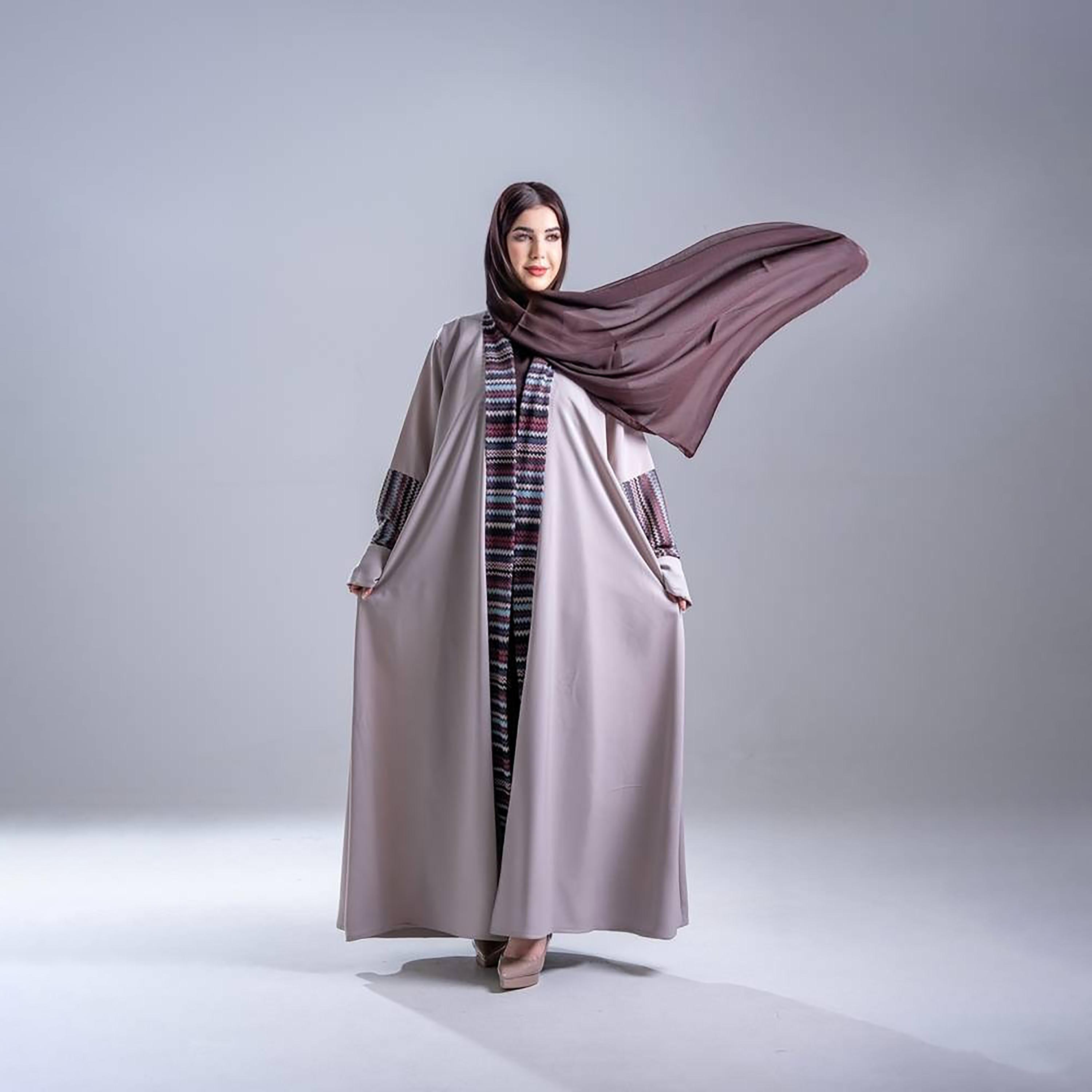 عباية كريب نسائية بقصة نصف كلوش مع أكمام ثنائية اللون وأطراف بتصميم "شيفرون" مع حجاب من إليجانت حجاب-women-arabicclothing-abayas-image-1