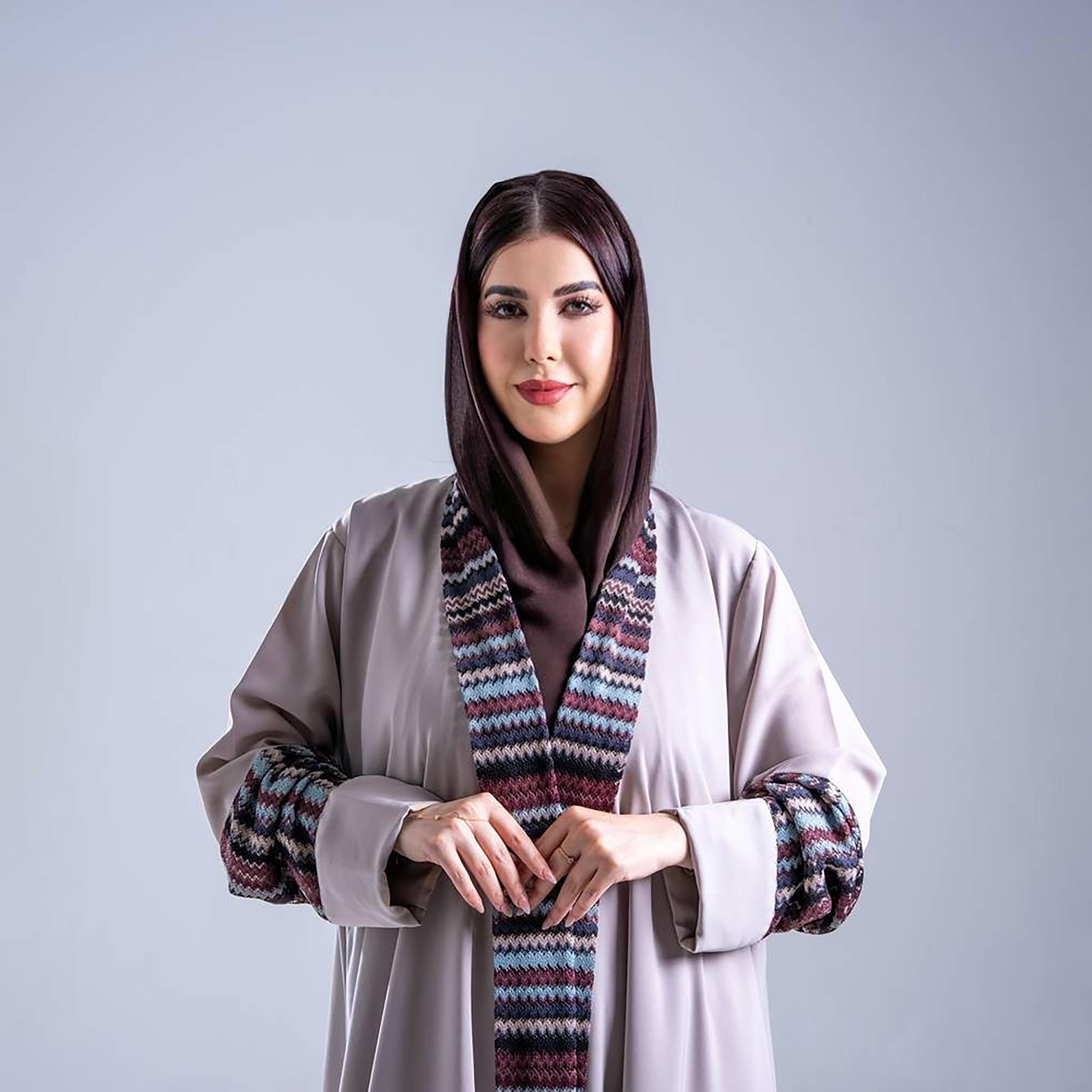 عباية كريب نسائية بقصة نصف كلوش مع أكمام ثنائية اللون وأطراف بتصميم "شيفرون" مع حجاب من إليجانت حجاب-women-arabicclothing-abayas-image-2