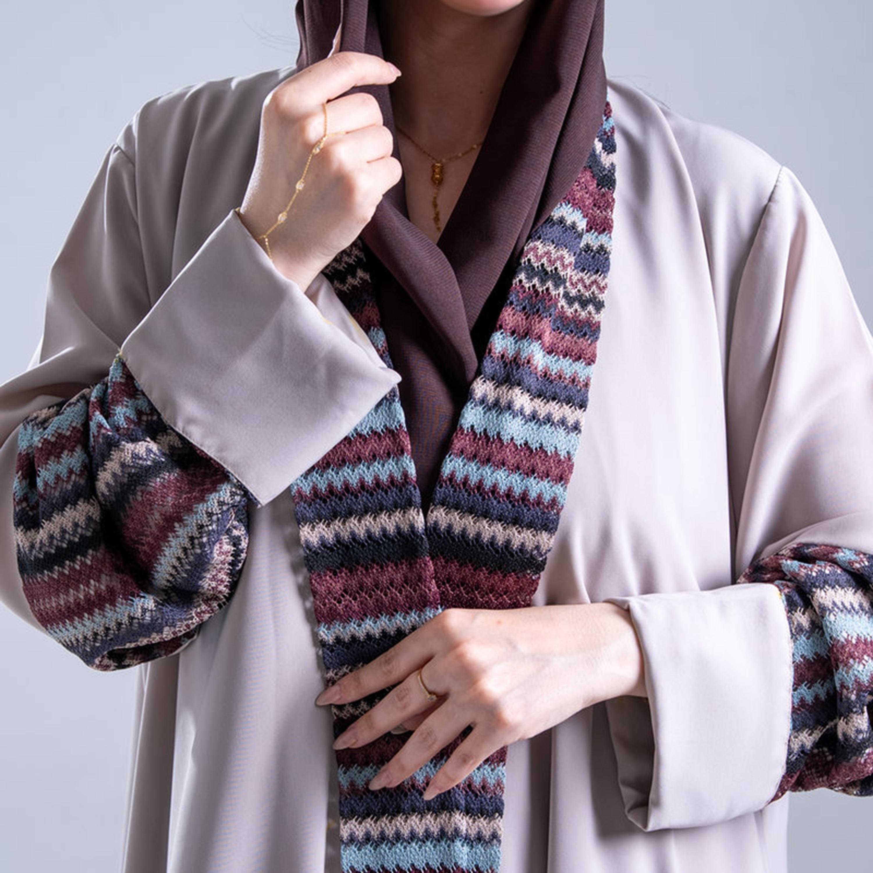عباية كريب نسائية بقصة نصف كلوش مع أكمام ثنائية اللون وأطراف بتصميم "شيفرون" مع حجاب من إليجانت حجاب-women-arabicclothing-abayas-image-3