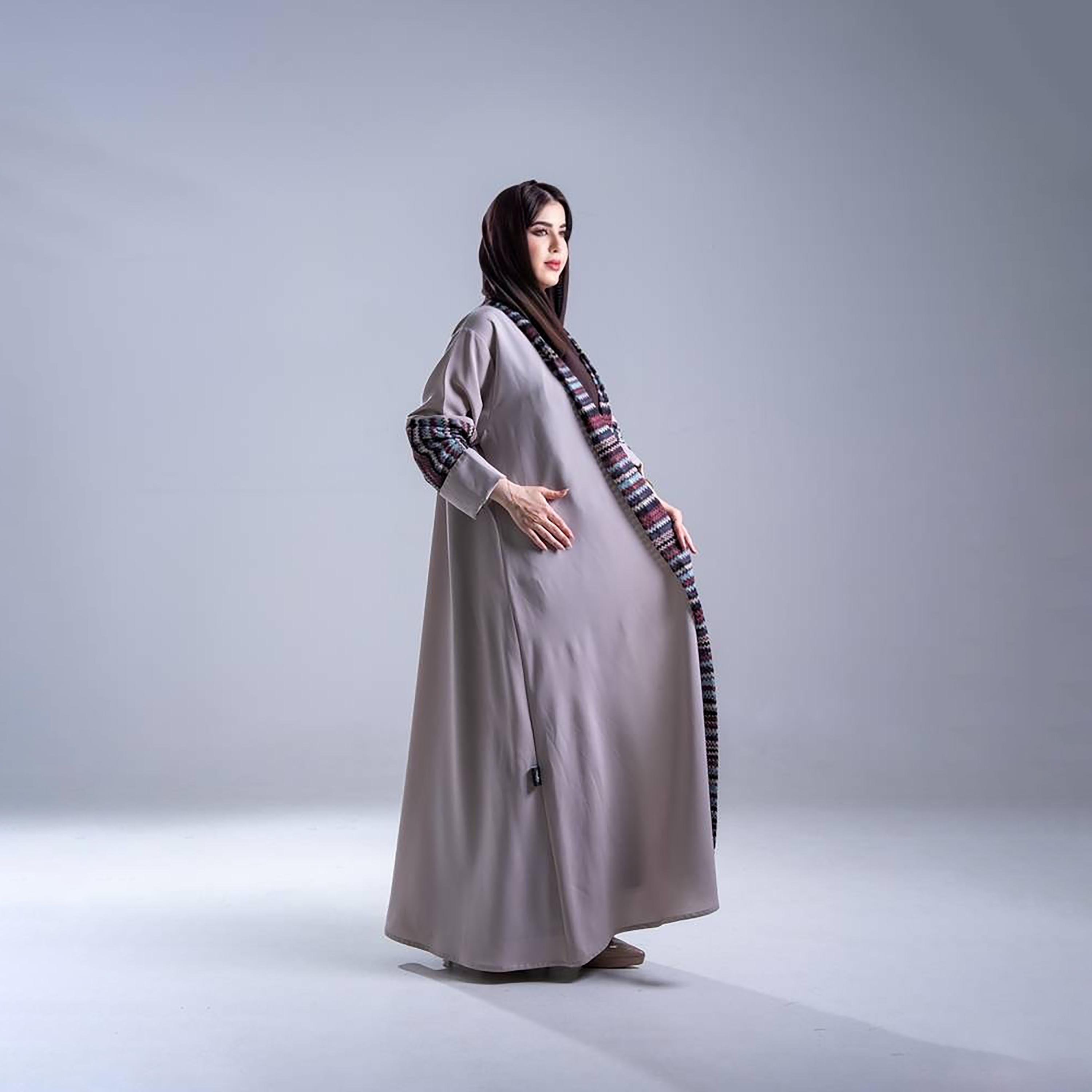عباية كريب نسائية بقصة نصف كلوش مع أكمام ثنائية اللون وأطراف بتصميم "شيفرون" مع حجاب من إليجانت حجاب-women-arabicclothing-abayas-image-4