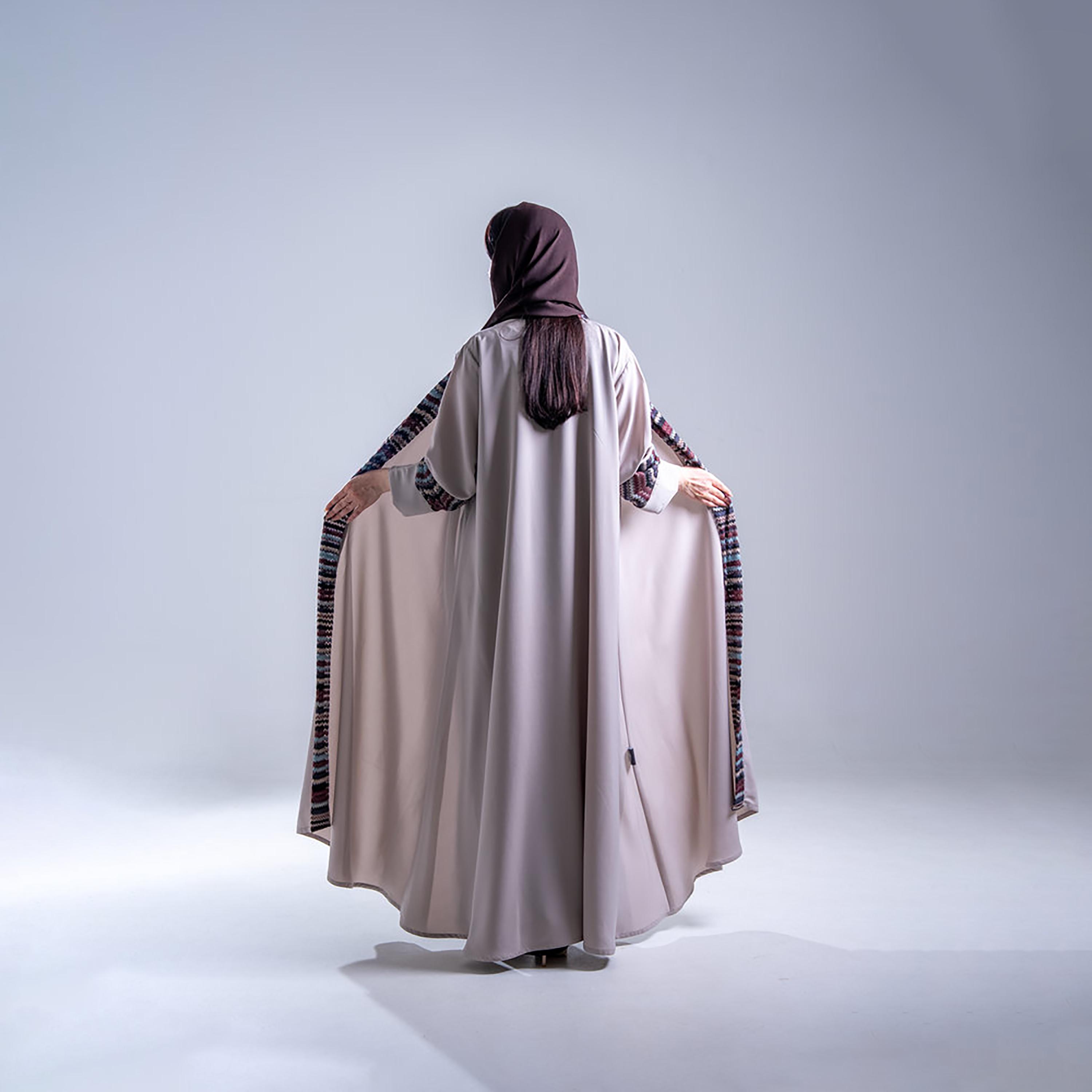 عباية كريب نسائية بقصة نصف كلوش مع أكمام ثنائية اللون وأطراف بتصميم "شيفرون" مع حجاب من إليجانت حجاب-women-arabicclothing-abayas-image-5