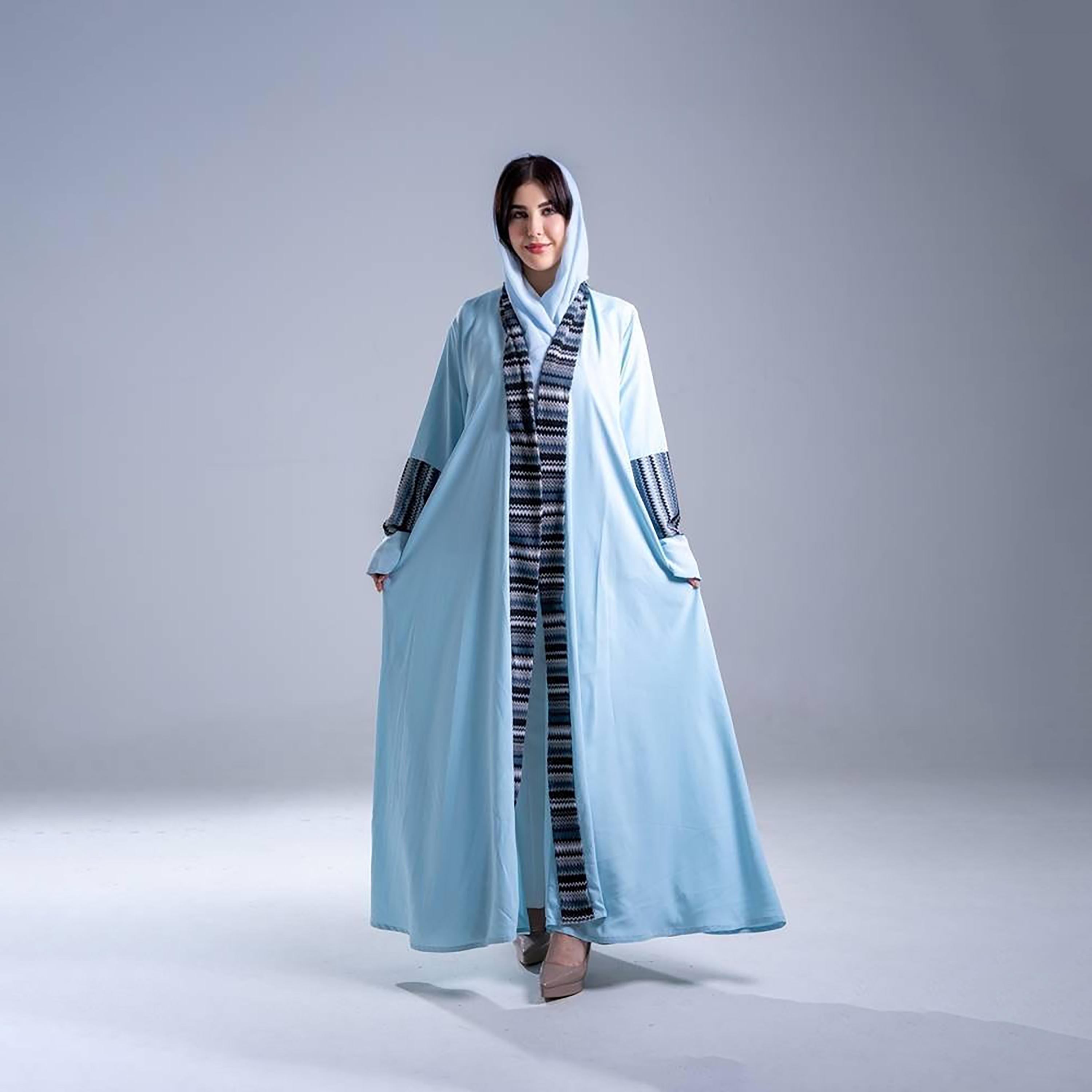 عباية كريب نسائية بقصة نصف كلوش مع أكمام ثنائية اللون وأطراف بتصميم "شيفرون" مع حجاب من إليجانت حجاب-women-arabicclothing-abayas-image-1