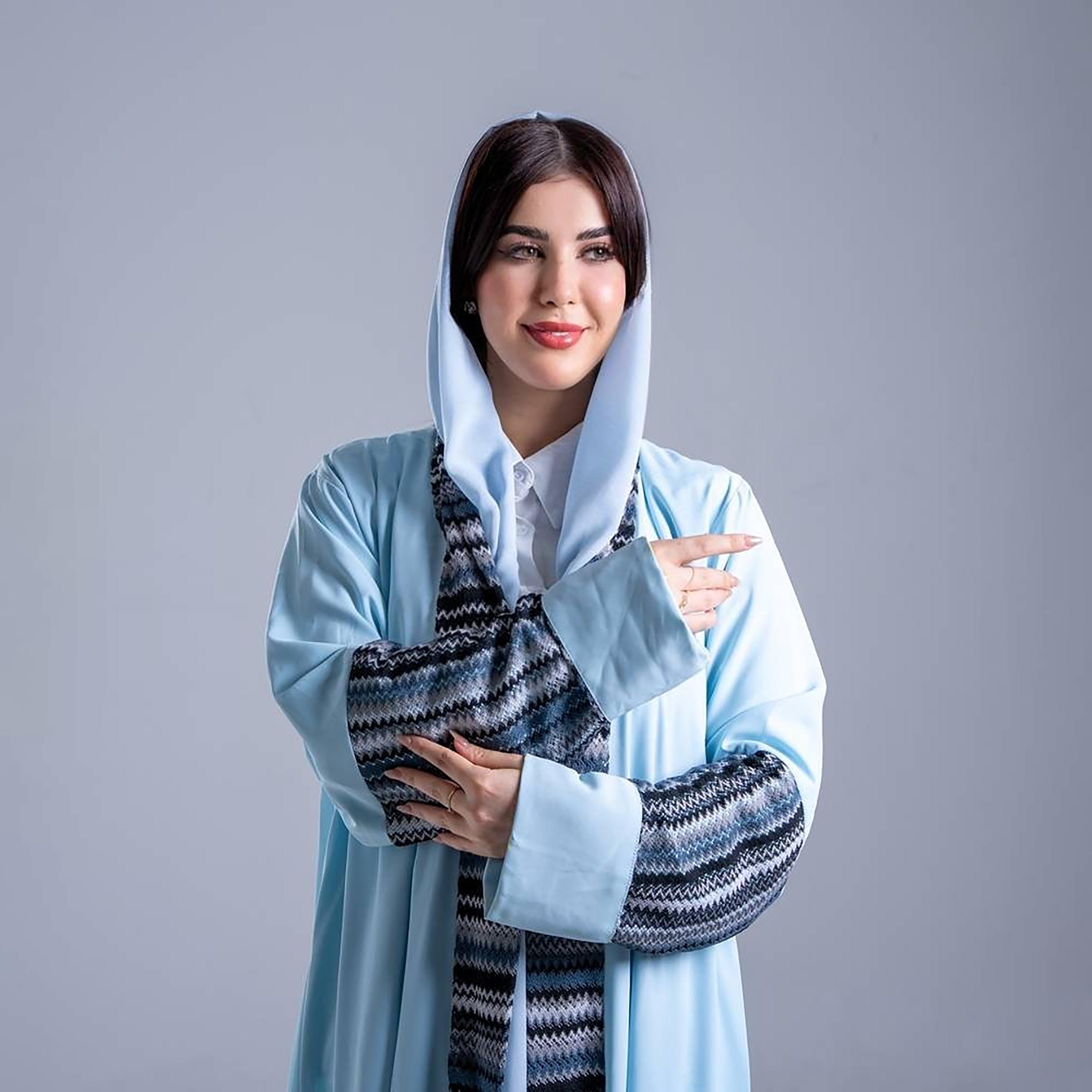 عباية كريب نسائية بقصة نصف كلوش مع أكمام ثنائية اللون وأطراف بتصميم "شيفرون" مع حجاب من إليجانت حجاب-women-arabicclothing-abayas-image-3