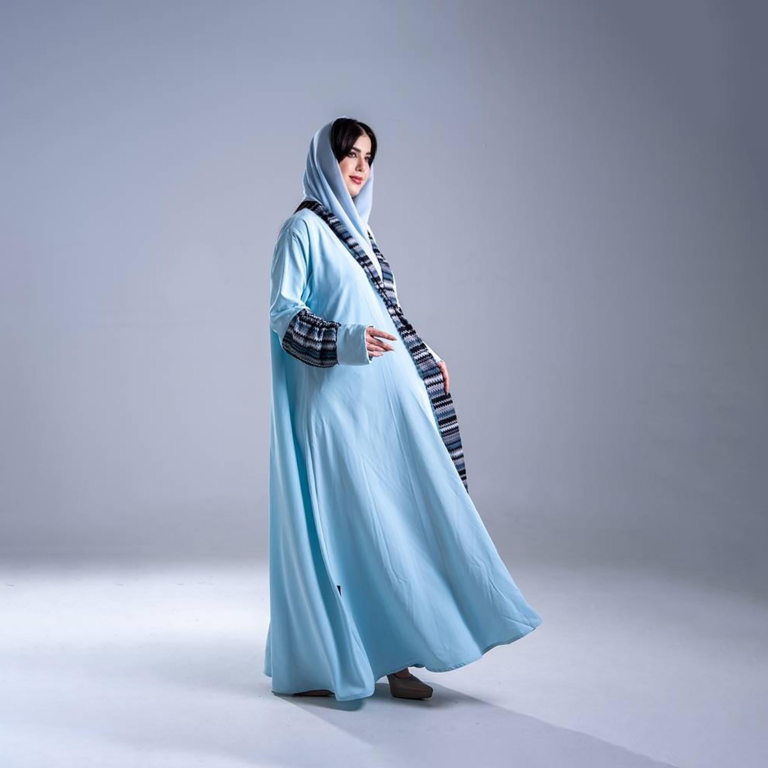 عباية كريب نسائية بقصة نصف كلوش مع أكمام ثنائية اللون وأطراف بتصميم "شيفرون" مع حجاب من إليجانت حجاب-women-arabicclothing-abayas-image-4