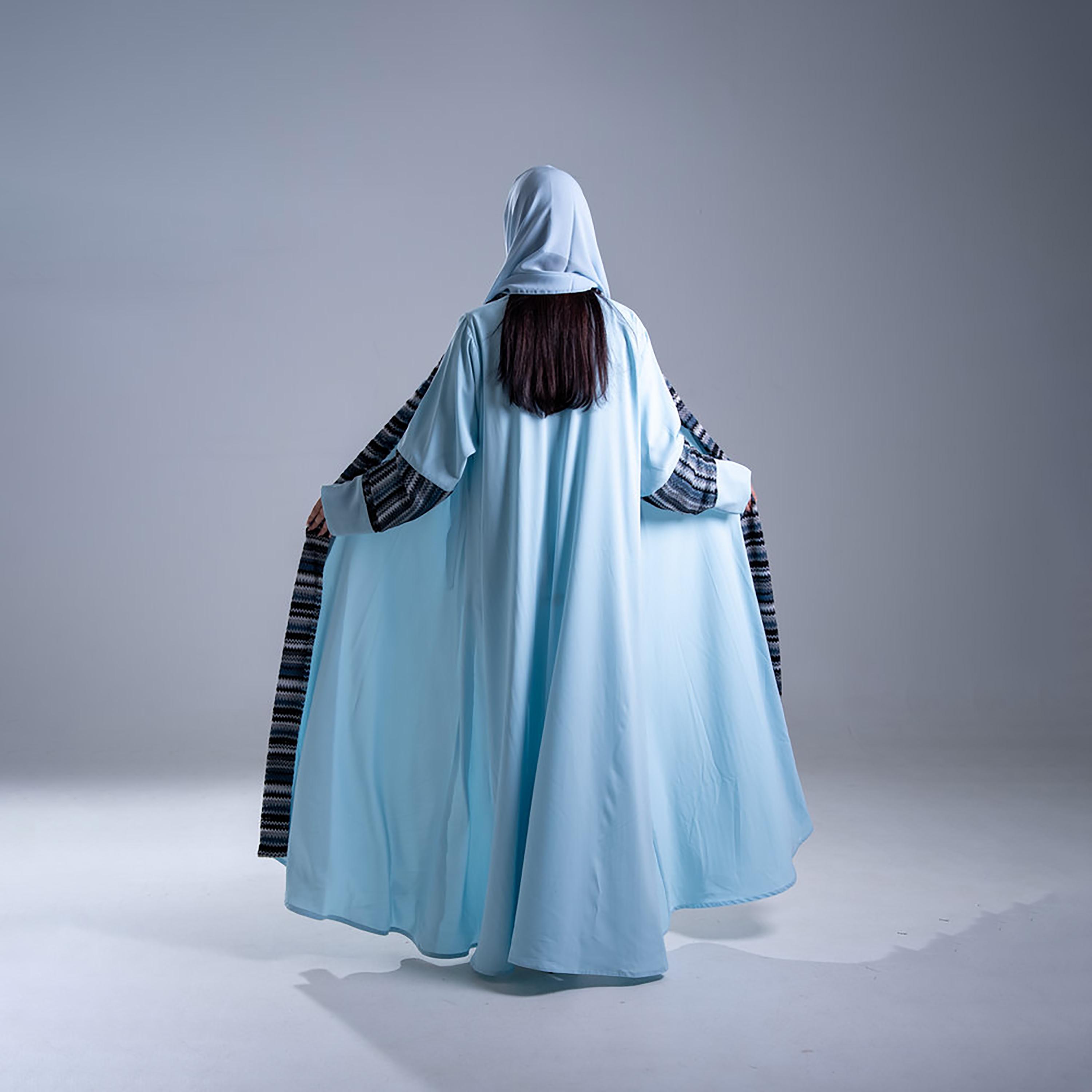 عباية كريب نسائية بقصة نصف كلوش مع أكمام ثنائية اللون وأطراف بتصميم "شيفرون" مع حجاب من إليجانت حجاب-women-arabicclothing-abayas-image-5