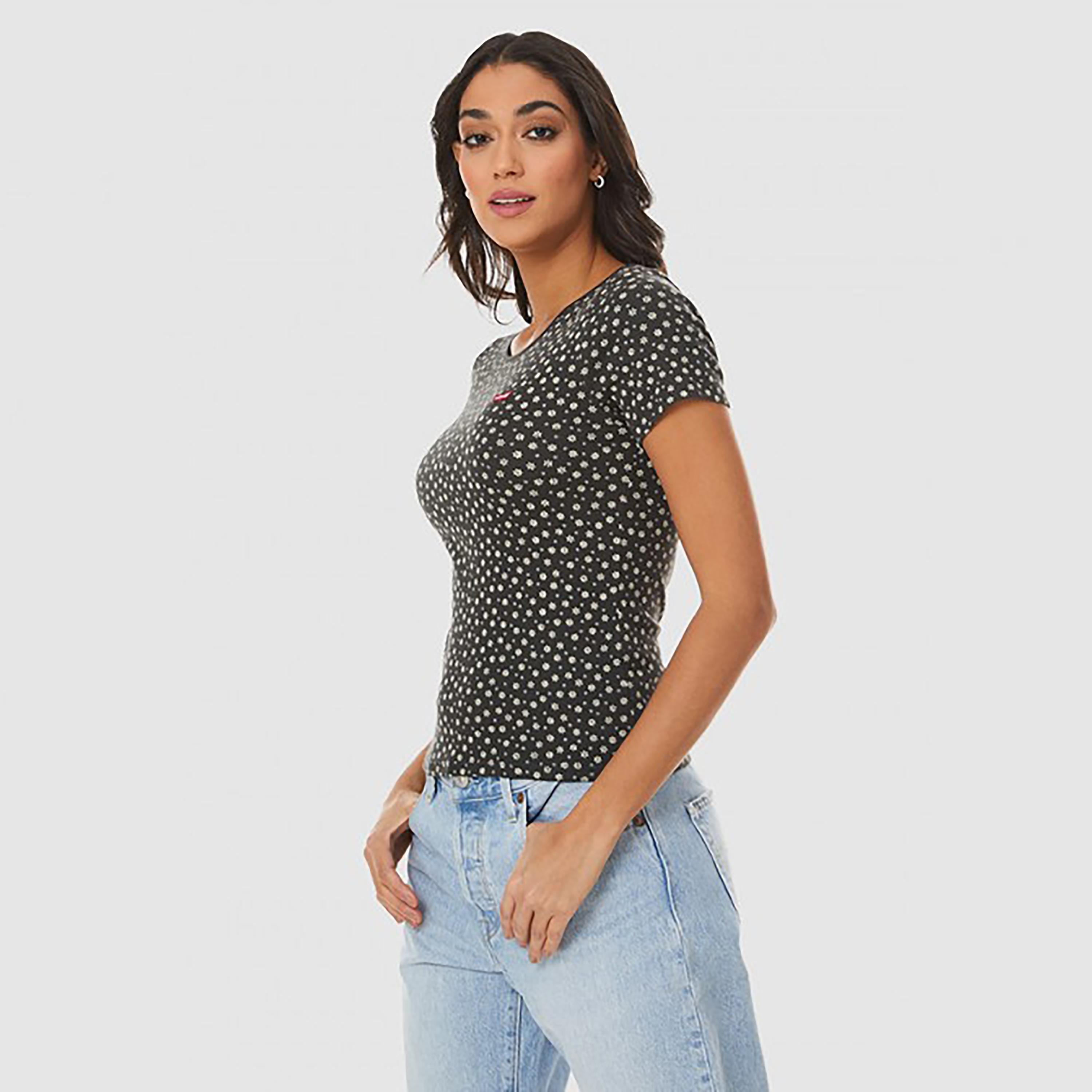 تي شيرت من ليفايز بأكمام قصيرة و ياقة دائرية مزينة بالزهور-women-clothing-tshirts-image-2