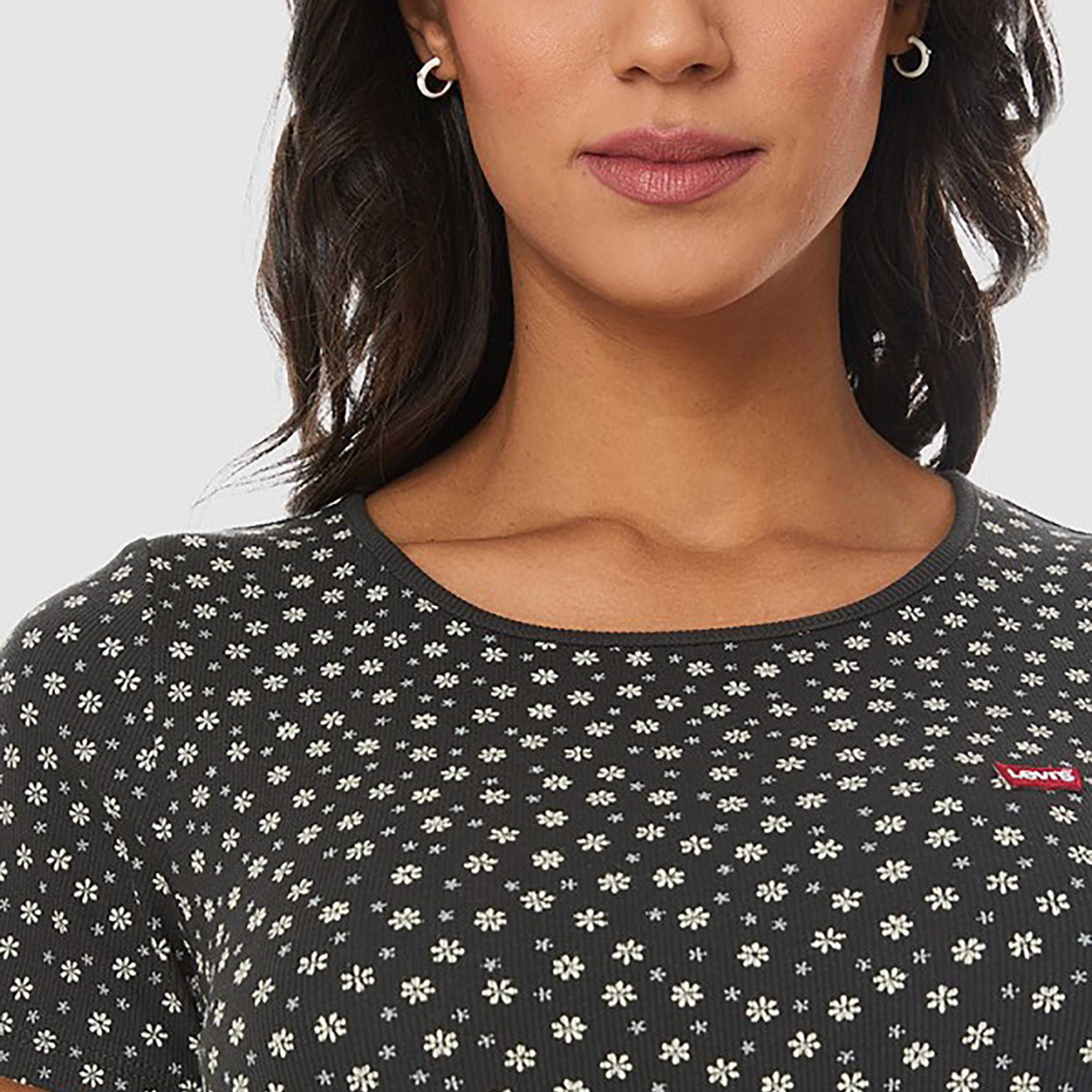 تي شيرت من ليفايز بأكمام قصيرة و ياقة دائرية مزينة بالزهور-women-clothing-tshirts-image-3