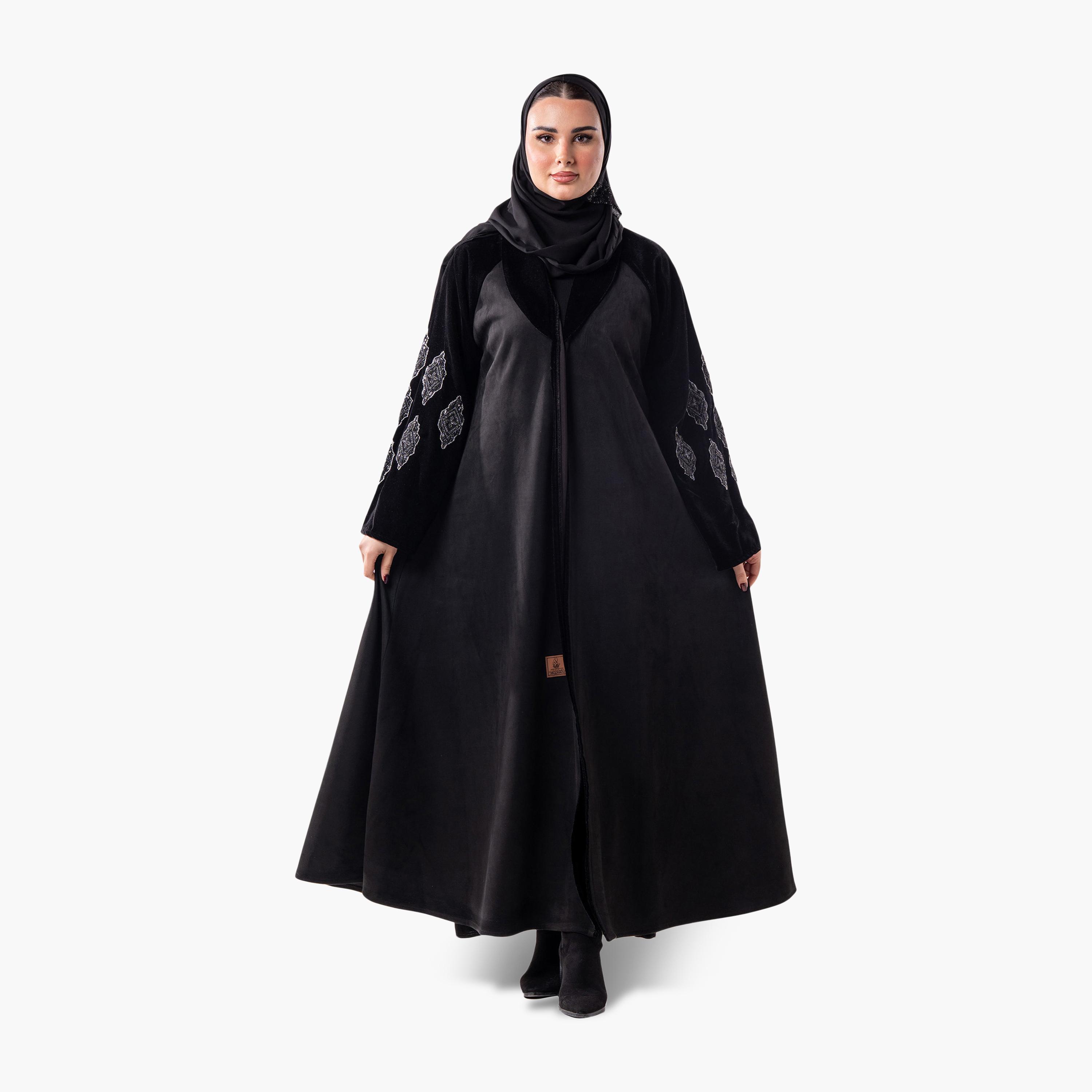 عباية رسمية نسائية مخملية بقصة واسعة مع ياقة مطوية وأكمام متباينة مزينة بالخرز مع حجاب من زاهية - أسود-women-arabicclothing-abayas-image-1