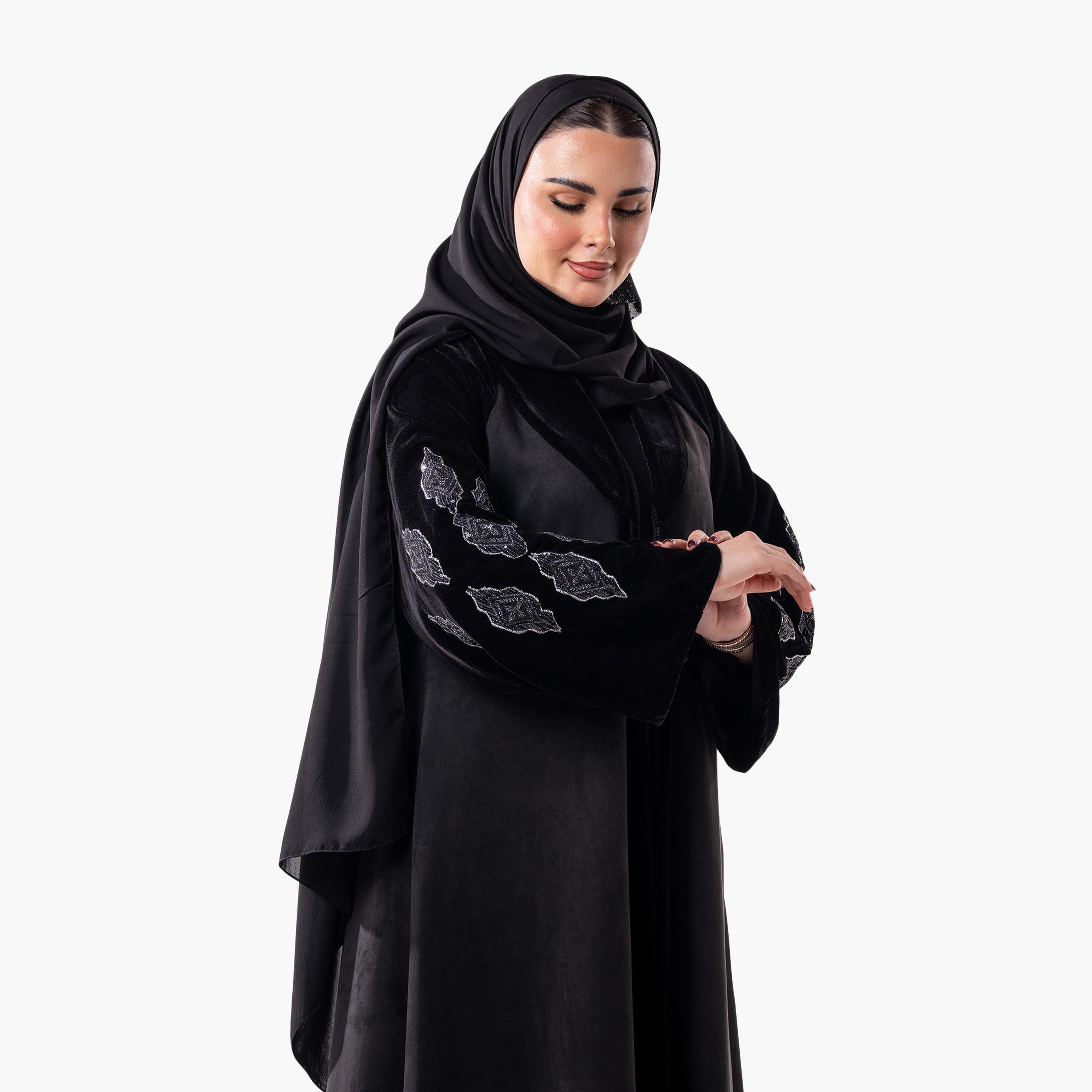 عباية رسمية نسائية مخملية بقصة واسعة مع ياقة مطوية وأكمام متباينة مزينة بالخرز مع حجاب من زاهية - أسود-women-arabicclothing-abayas-image-2