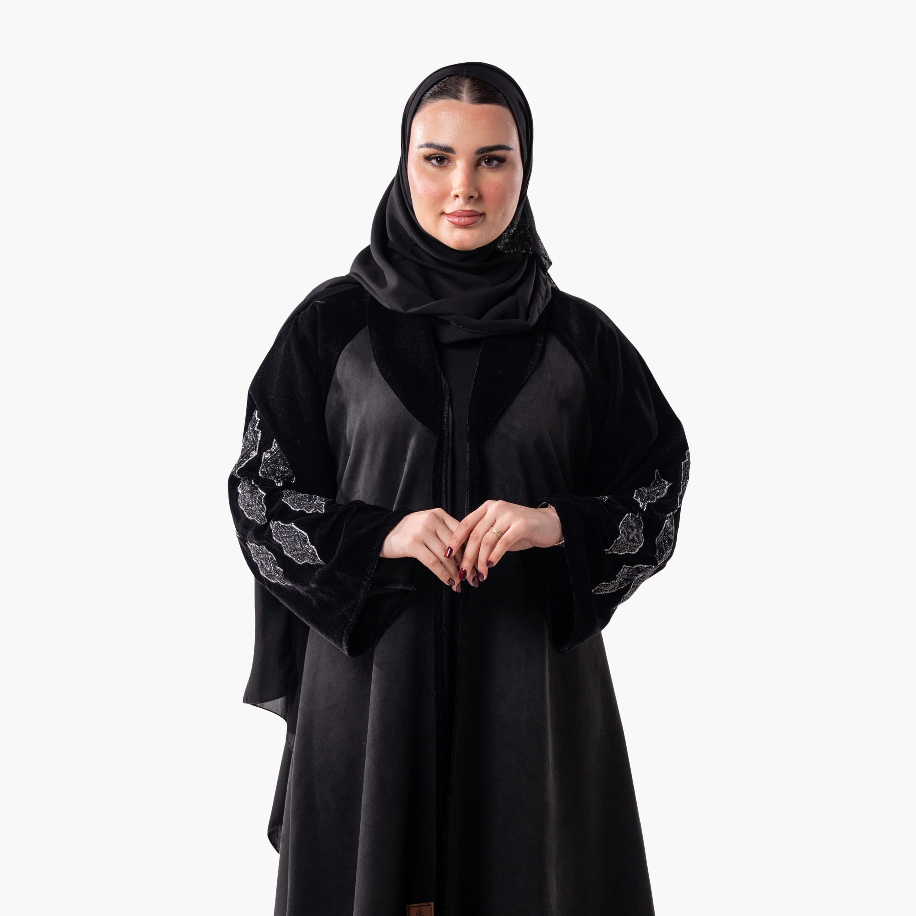 عباية رسمية نسائية مخملية بقصة واسعة مع ياقة مطوية وأكمام متباينة مزينة بالخرز مع حجاب من زاهية - أسود-women-arabicclothing-abayas-image-3