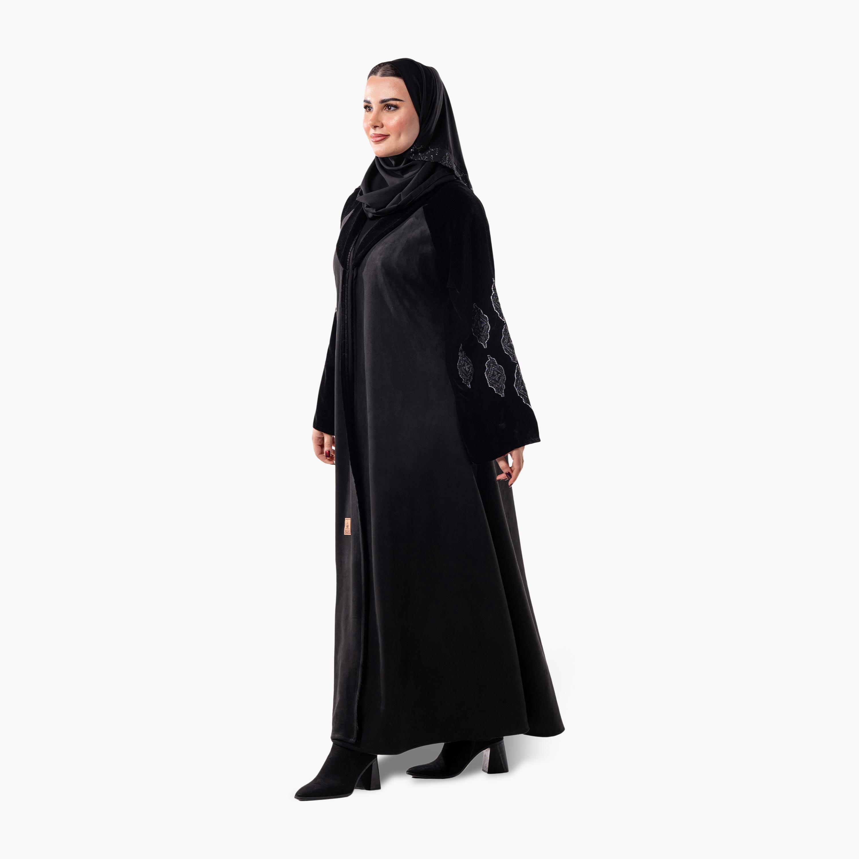 عباية رسمية نسائية مخملية بقصة واسعة مع ياقة مطوية وأكمام متباينة مزينة بالخرز مع حجاب من زاهية - أسود-women-arabicclothing-abayas-image-4