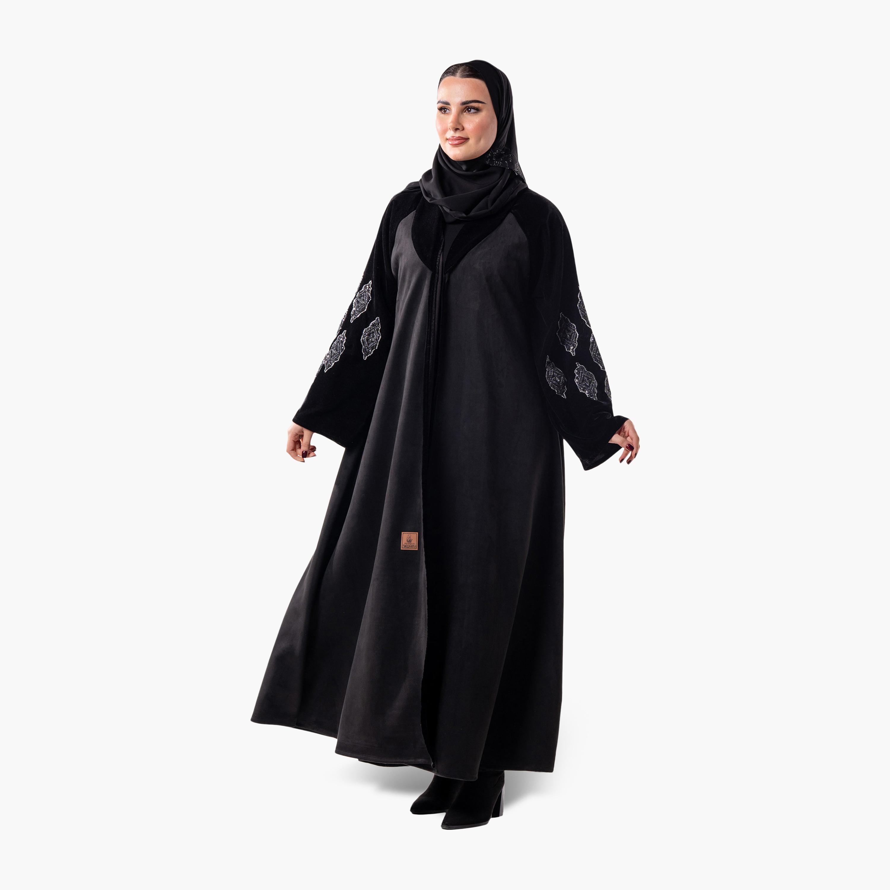 عباية رسمية نسائية مخملية بقصة واسعة مع ياقة مطوية وأكمام متباينة مزينة بالخرز مع حجاب من زاهية - أسود-women-arabicclothing-abayas-image-5
