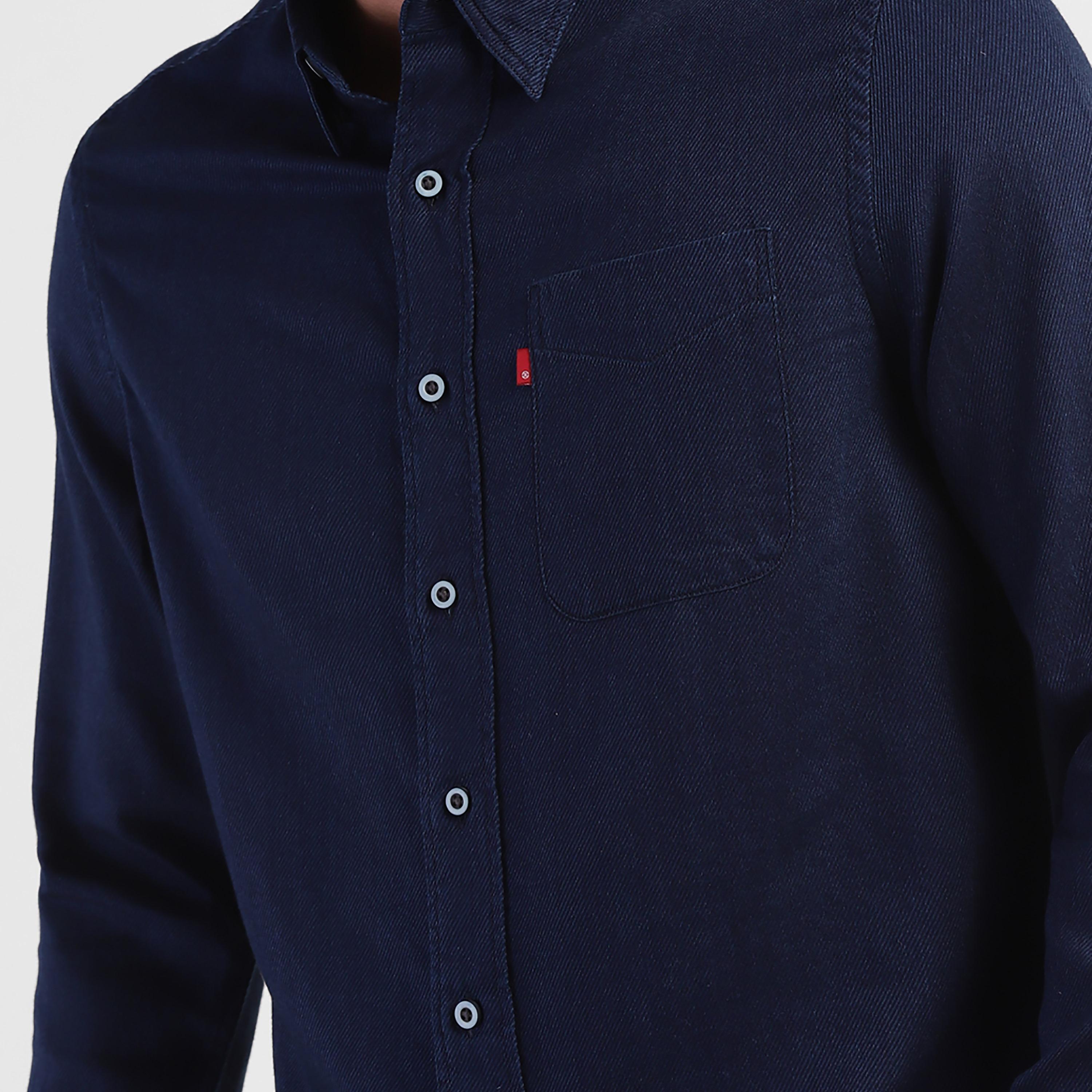 قميص من ليفايز سادة بياقة وأكمام طويلة مع جيب باتش-men-clothing-shirts-image-2