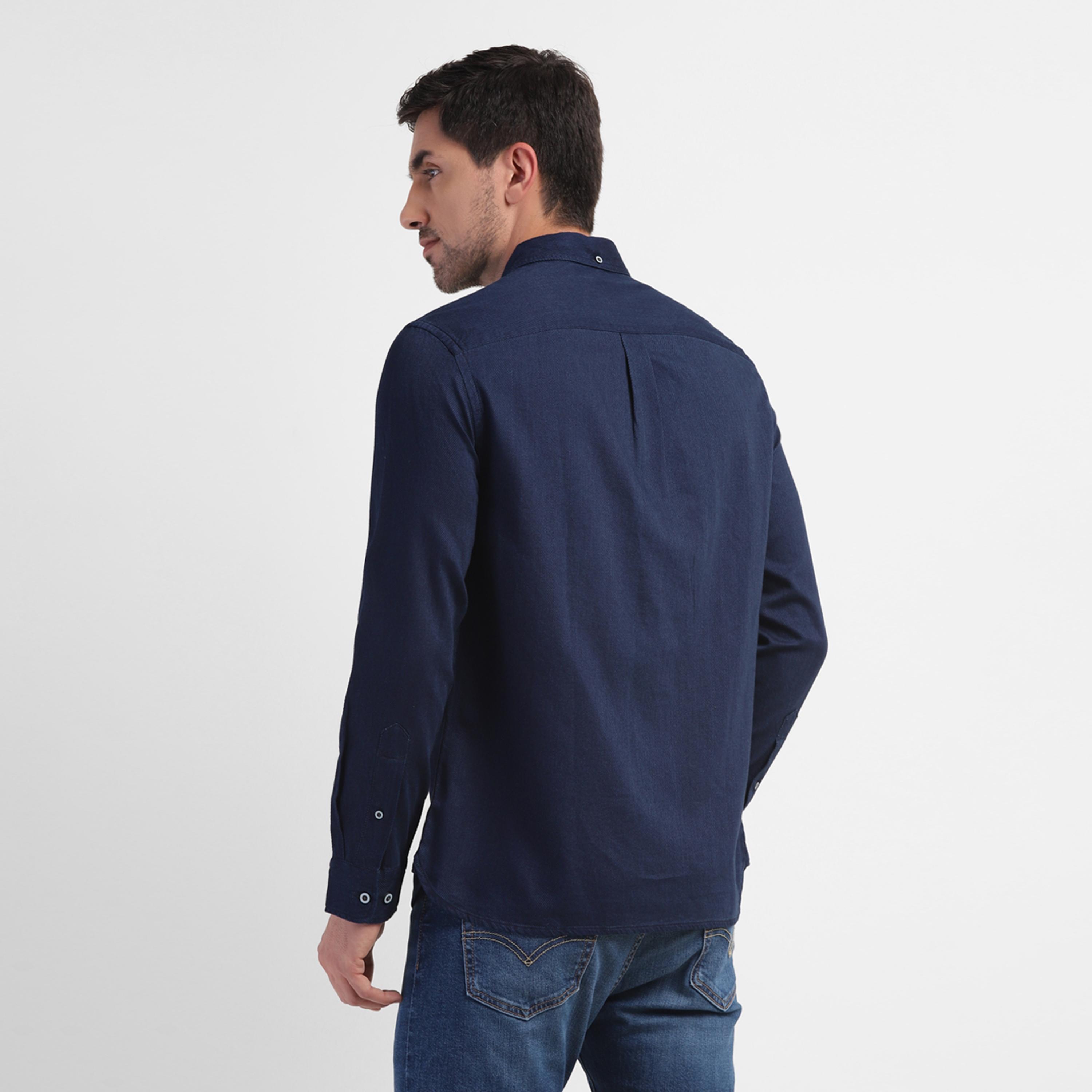 قميص من ليفايز سادة بياقة وأكمام طويلة مع جيب باتش-men-clothing-shirts-image-3