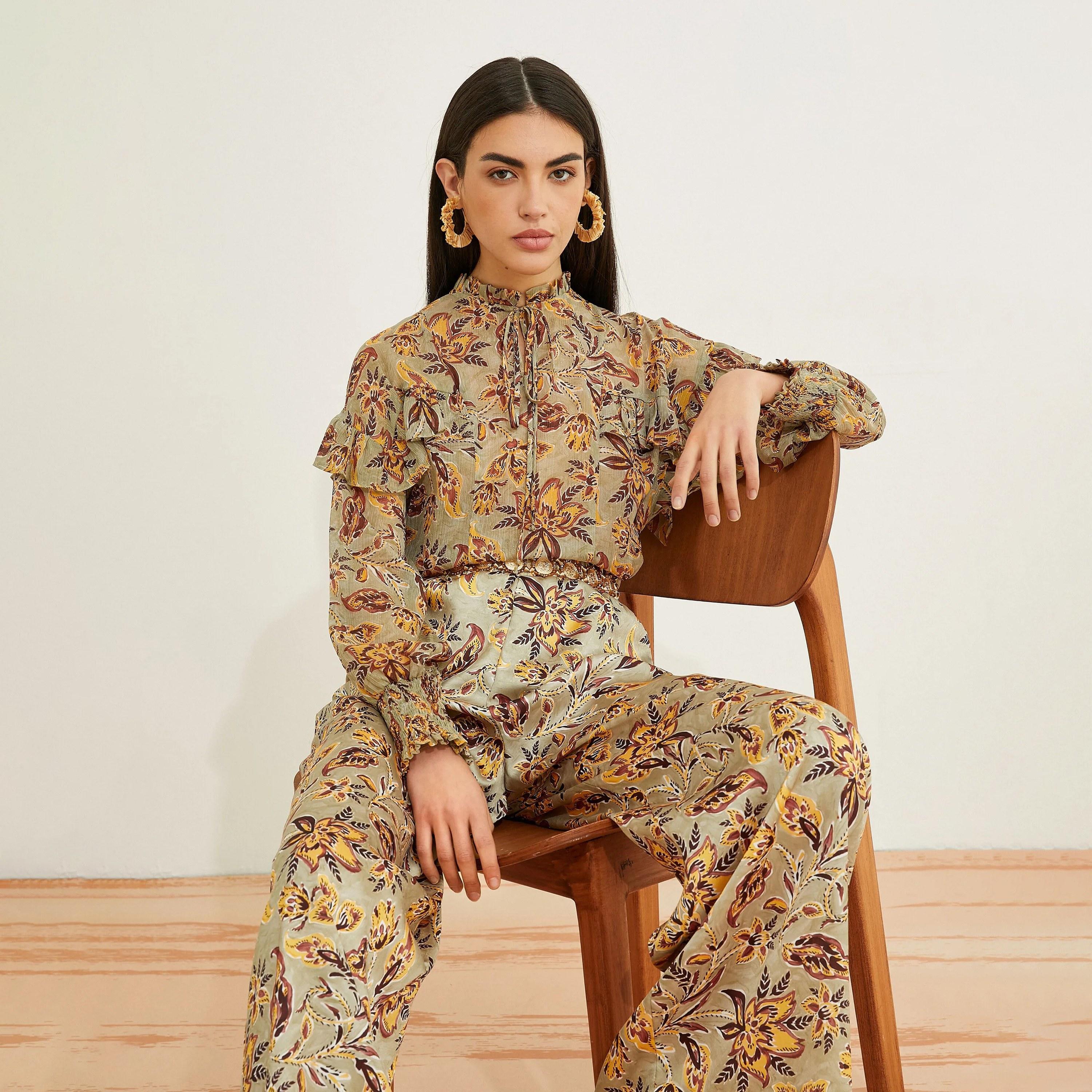 بلوزة نسائية بنية اللون مزينة بالزهور بربطة عنق وأكمام مكشكشة من كوتون-women-clothing-shirtsandblouses-blouses-image-2