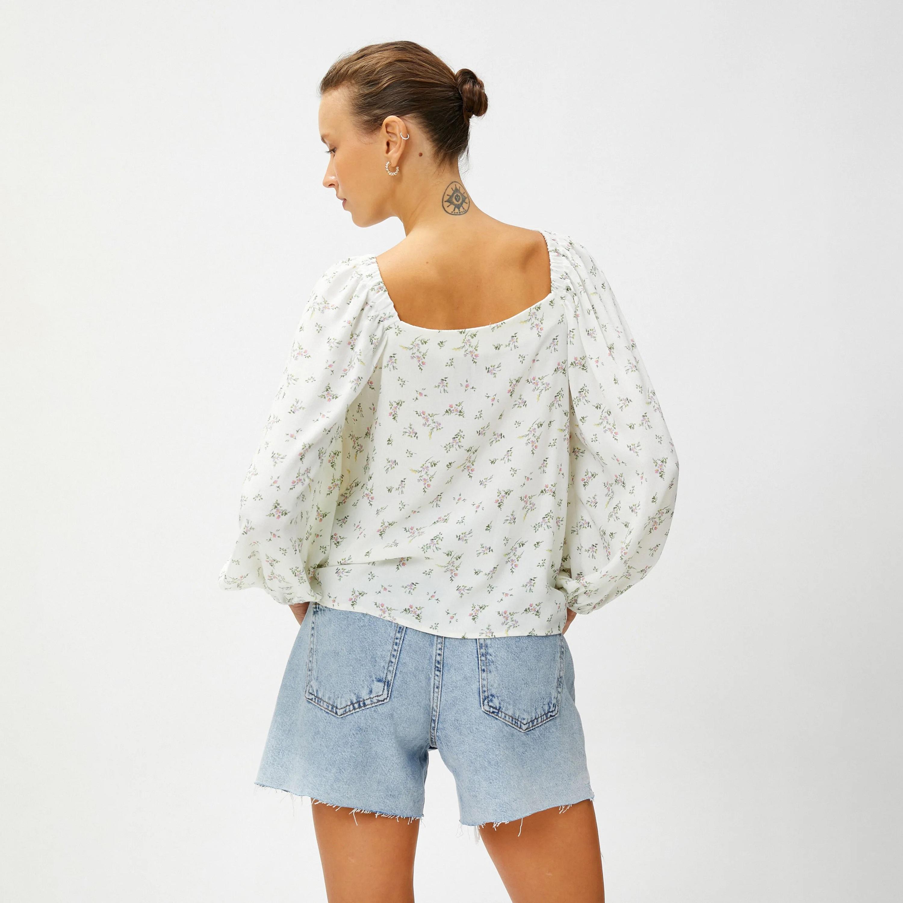بلوزة نسائية من الفيسكوز الأخضر المزهر برقبة مربعة وأكمام منفوخة من كوتون-women-clothing-shirtsandblouses-blouses-image-3