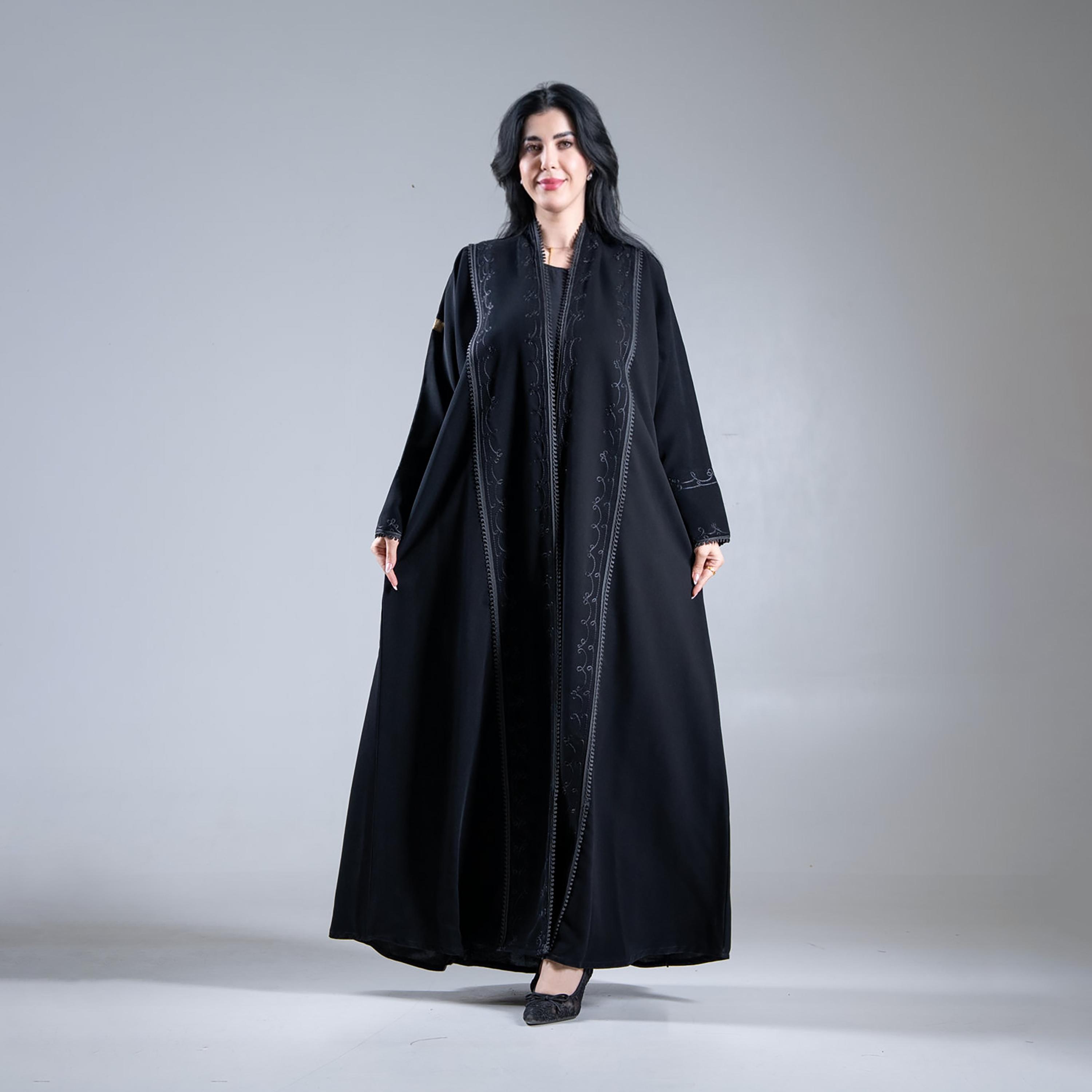 عباية حريمي كلوش دبل مطرزة من كريب سيراميك باللون الأسود من الجمال الراقي-women-arabicclothing-abayas-image-1