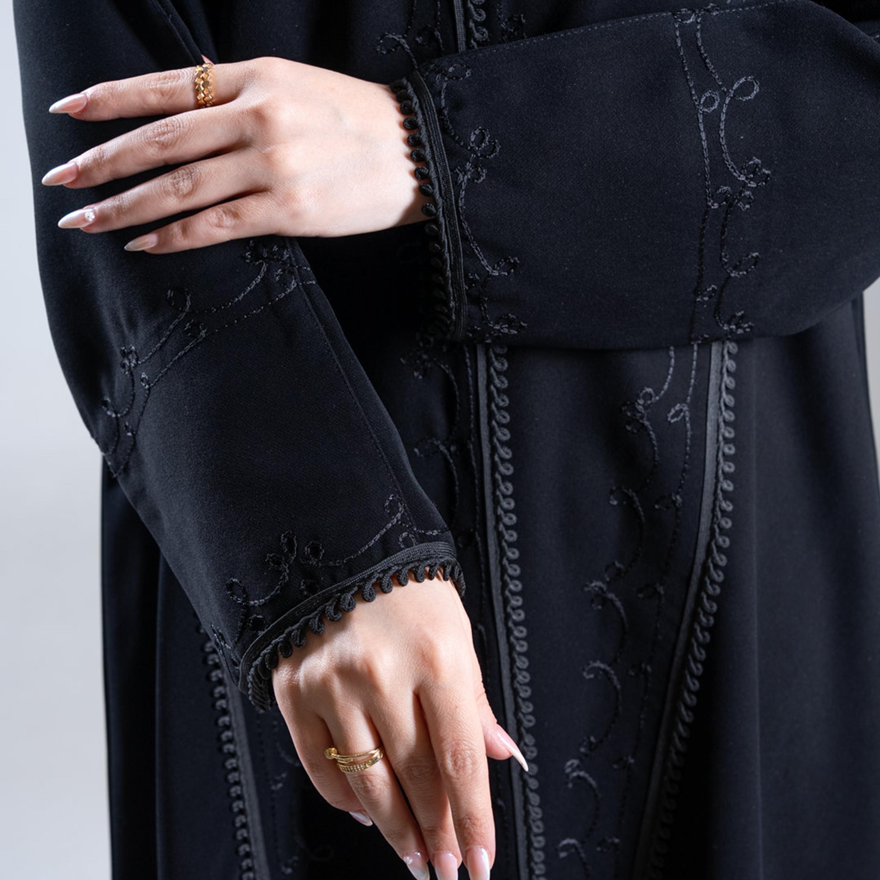 عباية حريمي كلوش دبل مطرزة من كريب سيراميك باللون الأسود من الجمال الراقي-women-arabicclothing-abayas-image-2