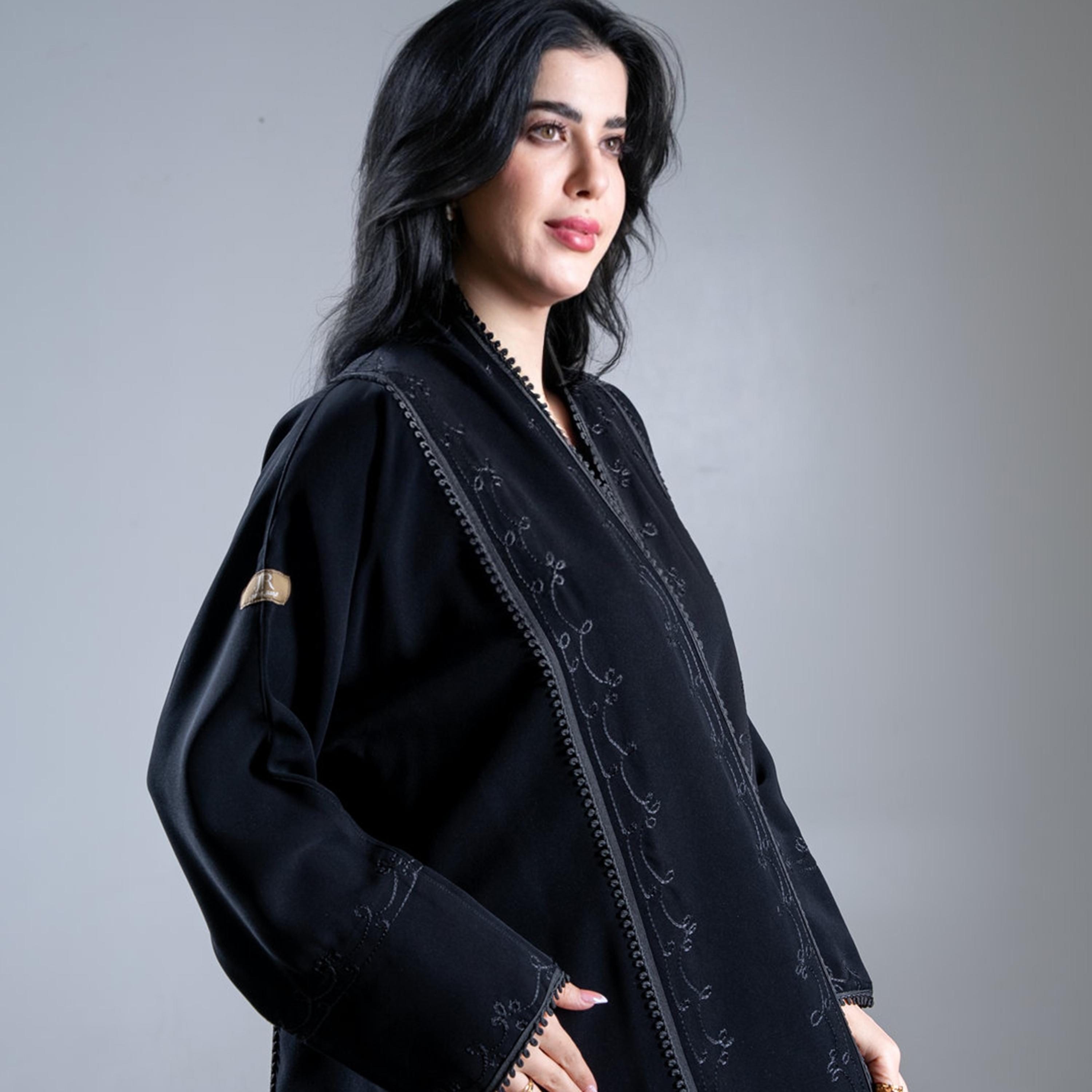 عباية حريمي كلوش دبل مطرزة من كريب سيراميك باللون الأسود من الجمال الراقي-women-arabicclothing-abayas-image-3