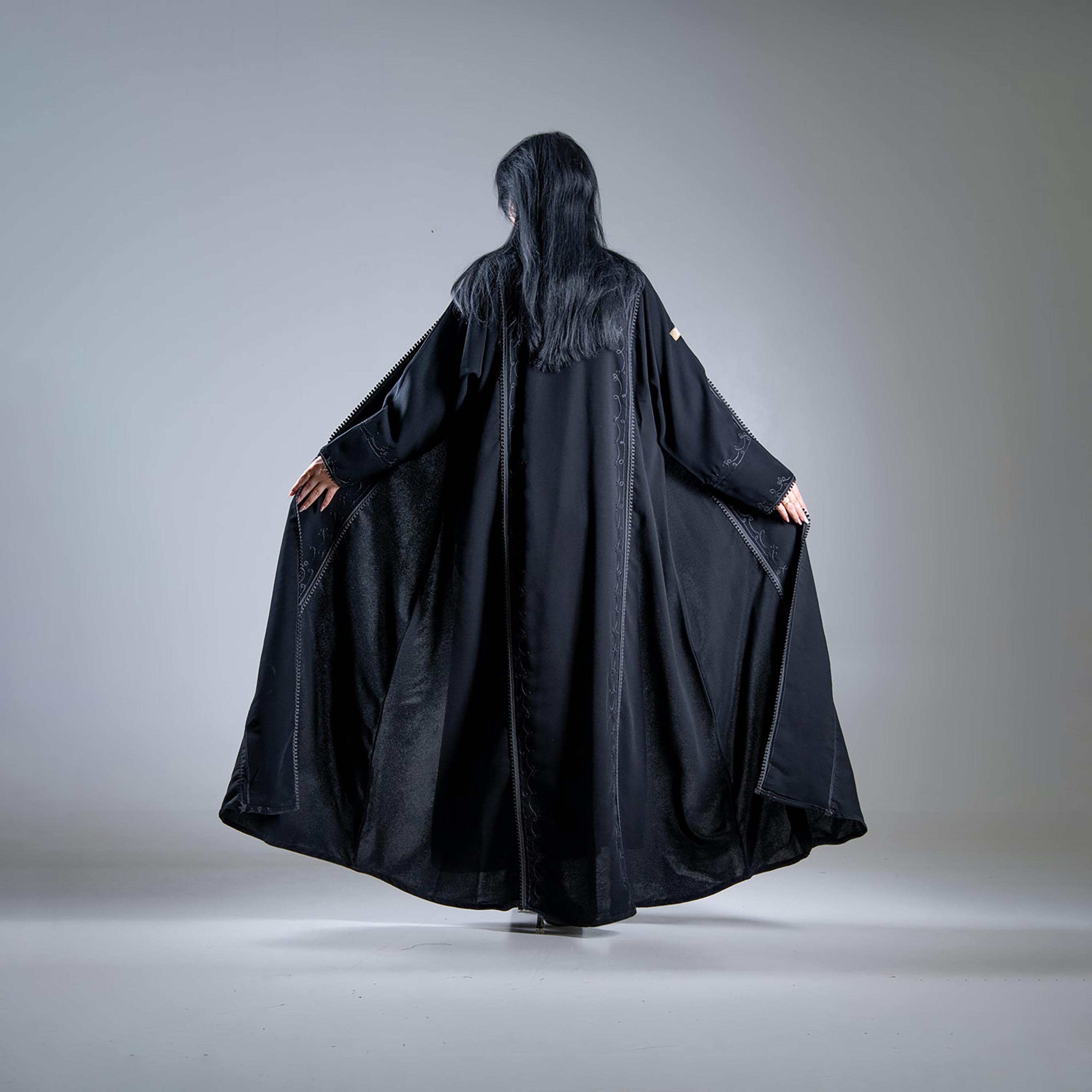 عباية حريمي كلوش دبل مطرزة من كريب سيراميك باللون الأسود من الجمال الراقي-women-arabicclothing-abayas-image-5