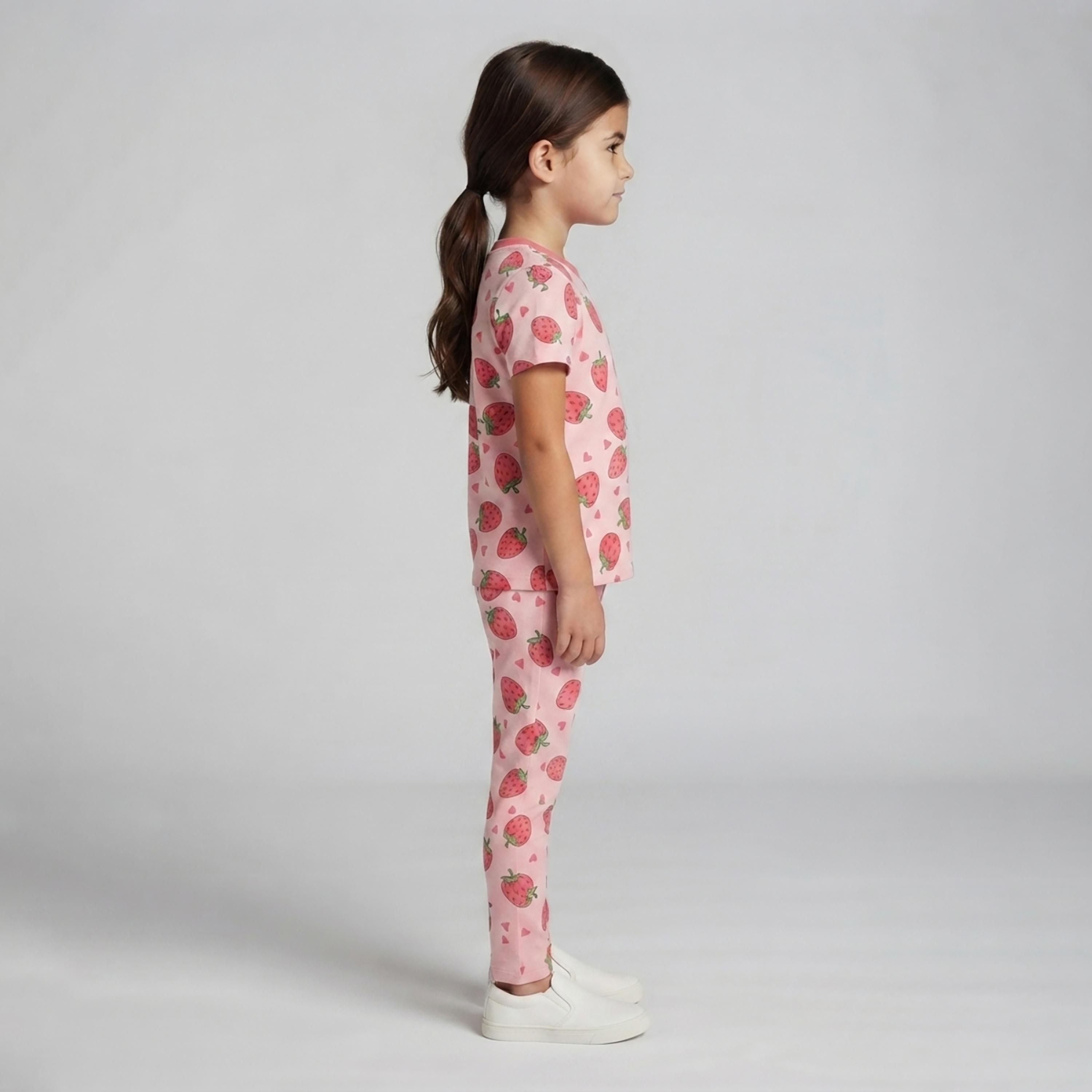 طقم تيشرت بأكمام قصيرة وبنطال بيجامة بطبعة فراولة من بيبي كلو-baby-girls-clothing-setsandcoords-image-3