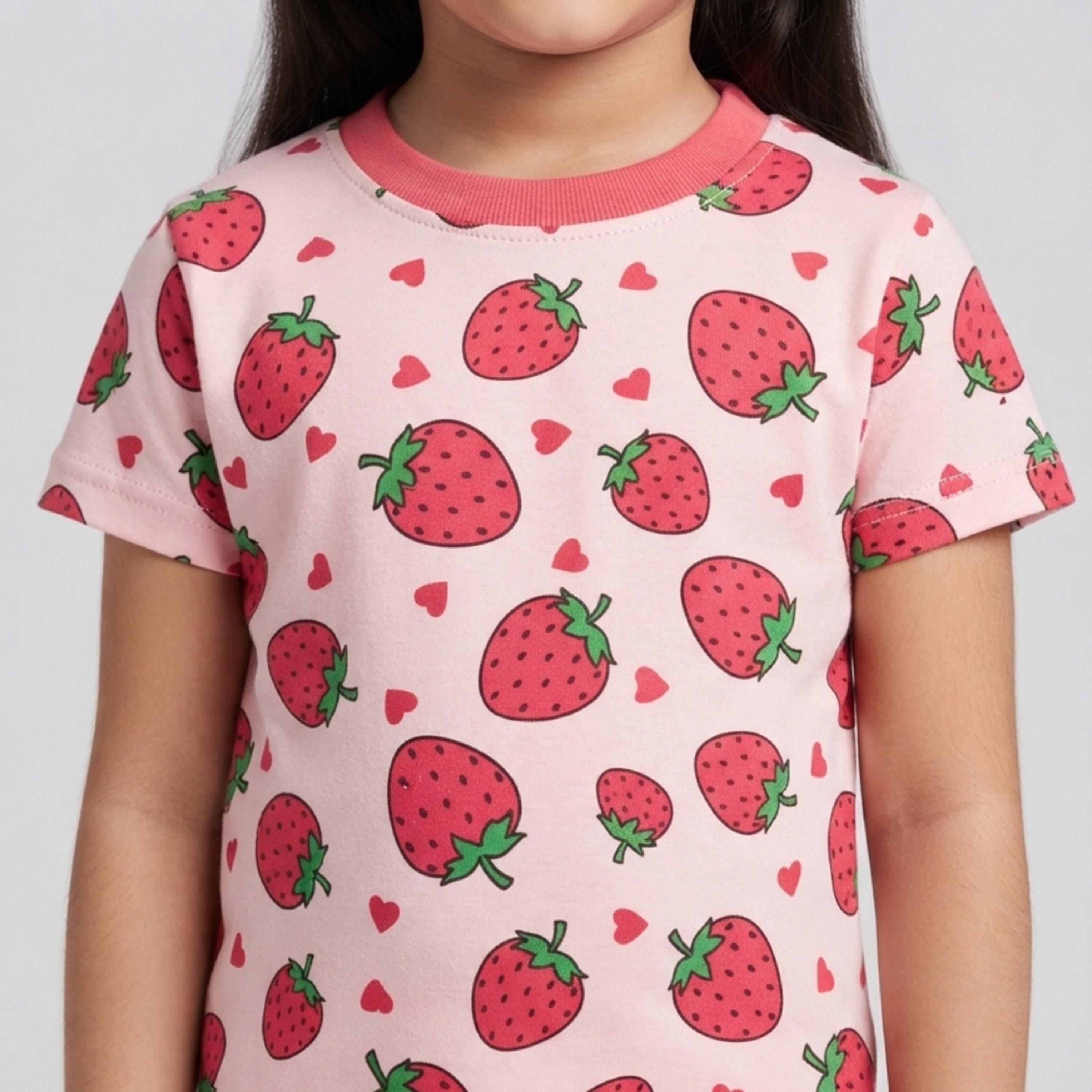 طقم تيشرت بأكمام قصيرة وبنطال بيجامة بطبعة فراولة من بيبي كلو-baby-girls-clothing-setsandcoords-image-5