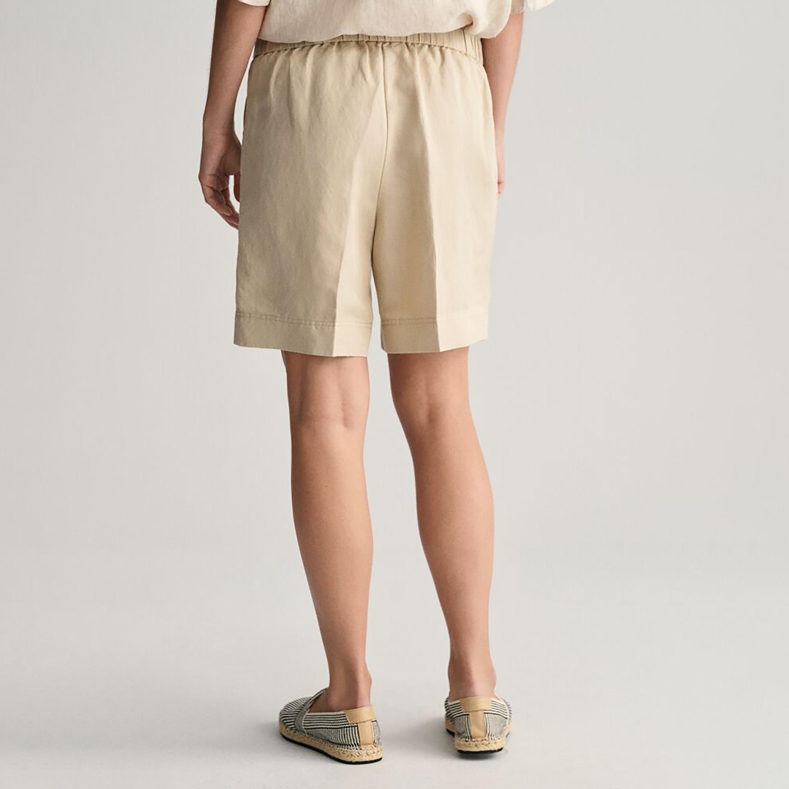 Gant شورت متوسط ​​الارتفاع بجيب مائل وحزام مطاطي-women-clothing-bottoms-shorts-image-8