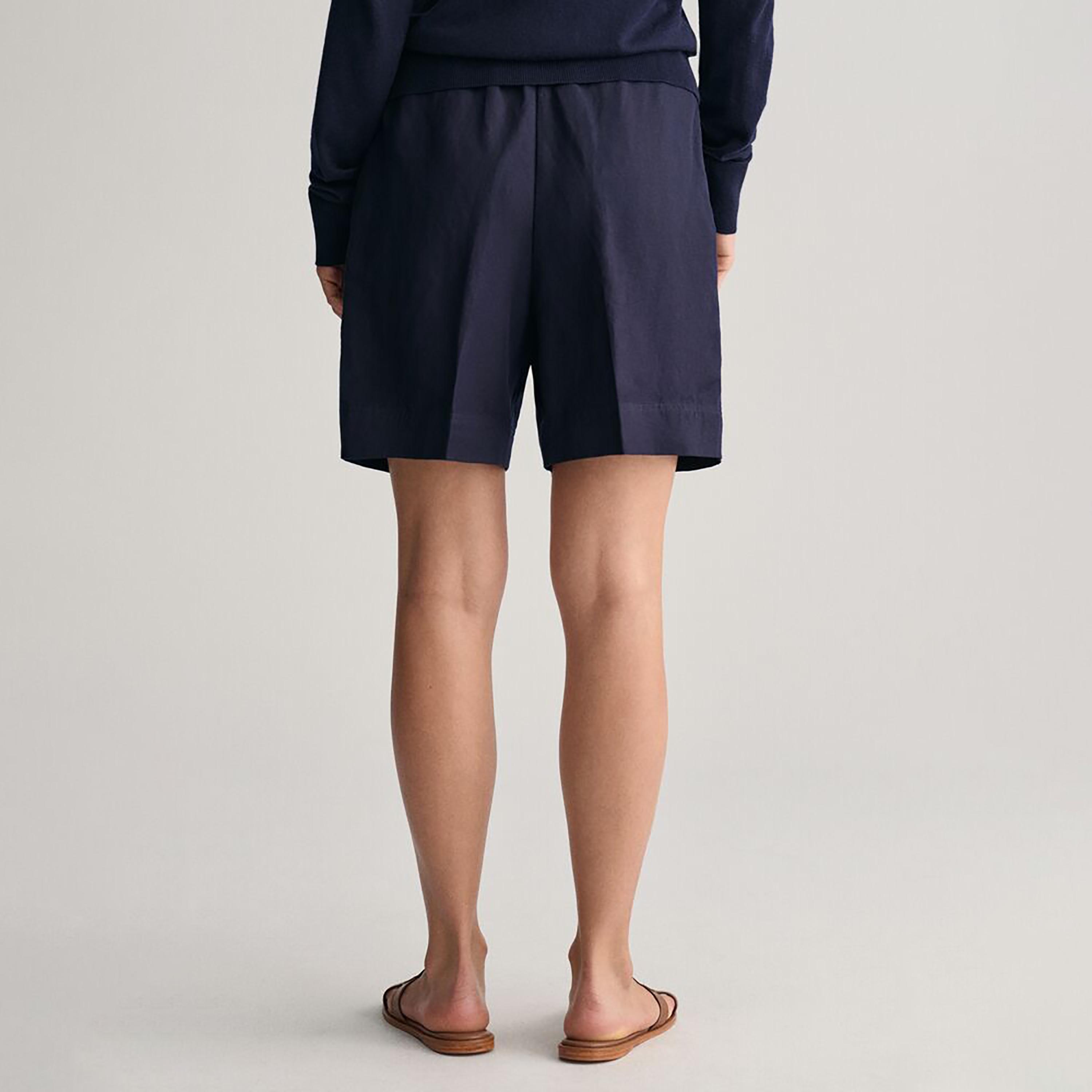 Gant شورت متوسط ​​الارتفاع بجيب مائل وحزام مطاطي-women-clothing-bottoms-shorts-image-12