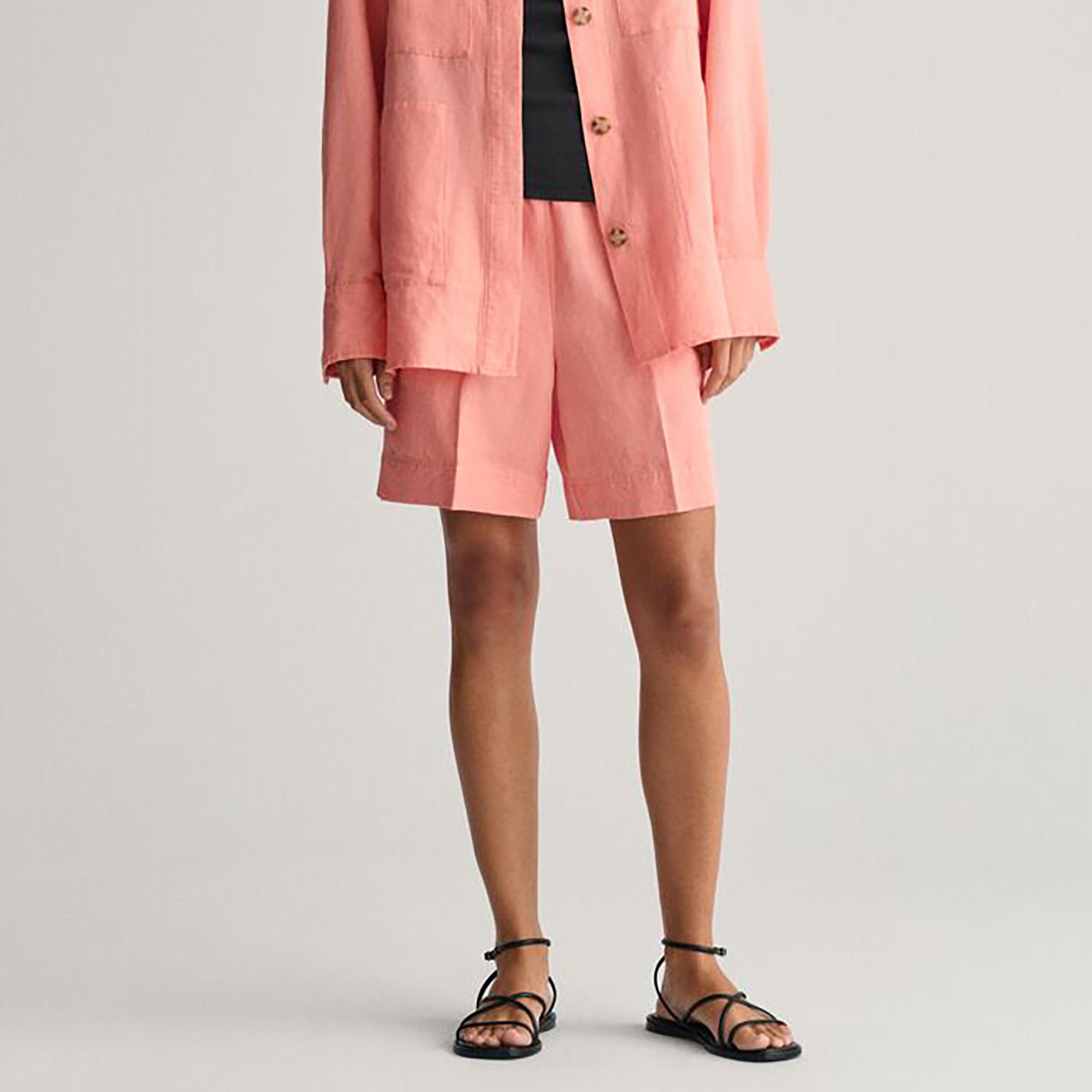 Gant شورت متوسط ​​الارتفاع بجيب مائل وحزام مطاطي-women-clothing-bottoms-shorts-image-13