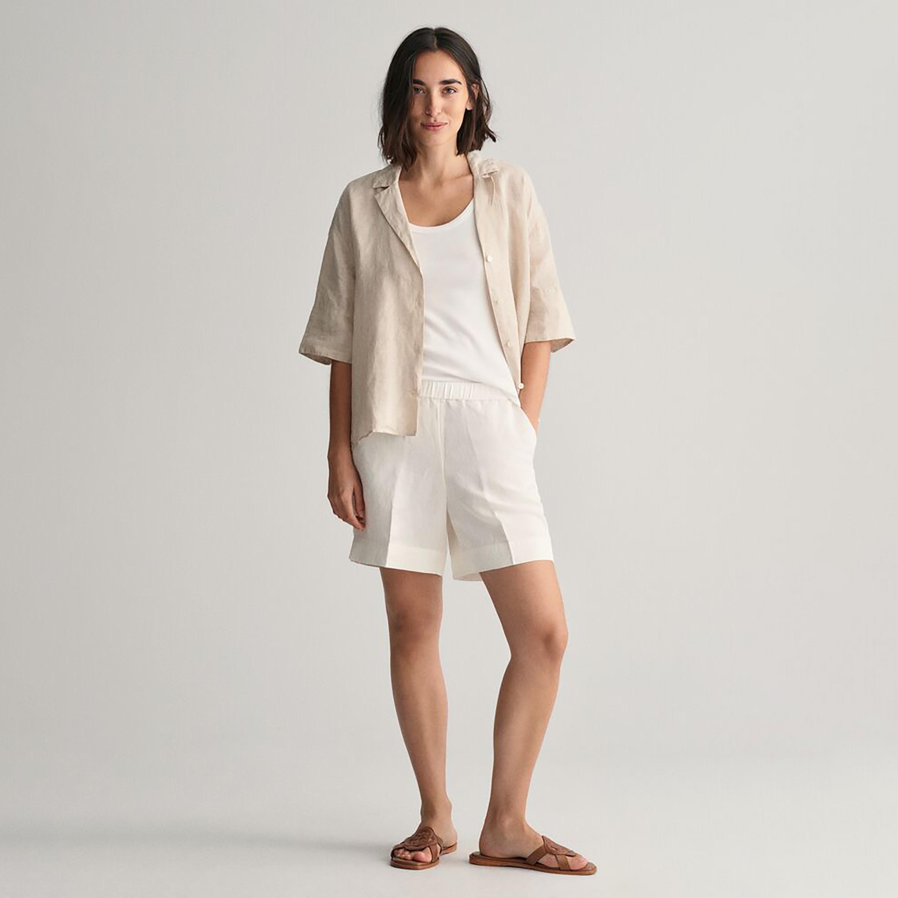 Gant شورت متوسط ​​الارتفاع بجيب مائل وحزام مطاطي-women-clothing-bottoms-shorts-image-2