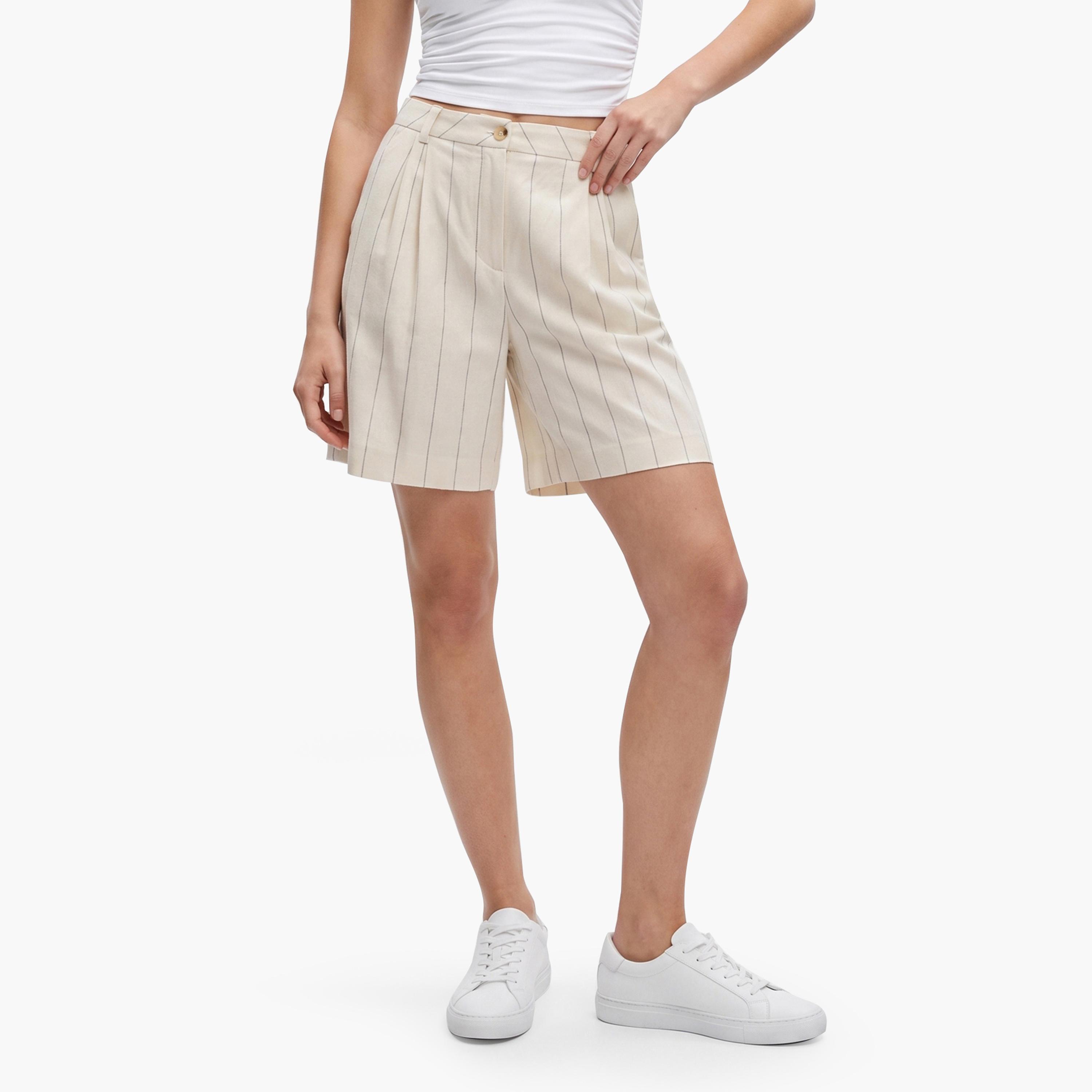شورت نسائي مخطط من الكتان بخصر متوسط الارتفاع من غانت-women-clothing-shorts-image-1
