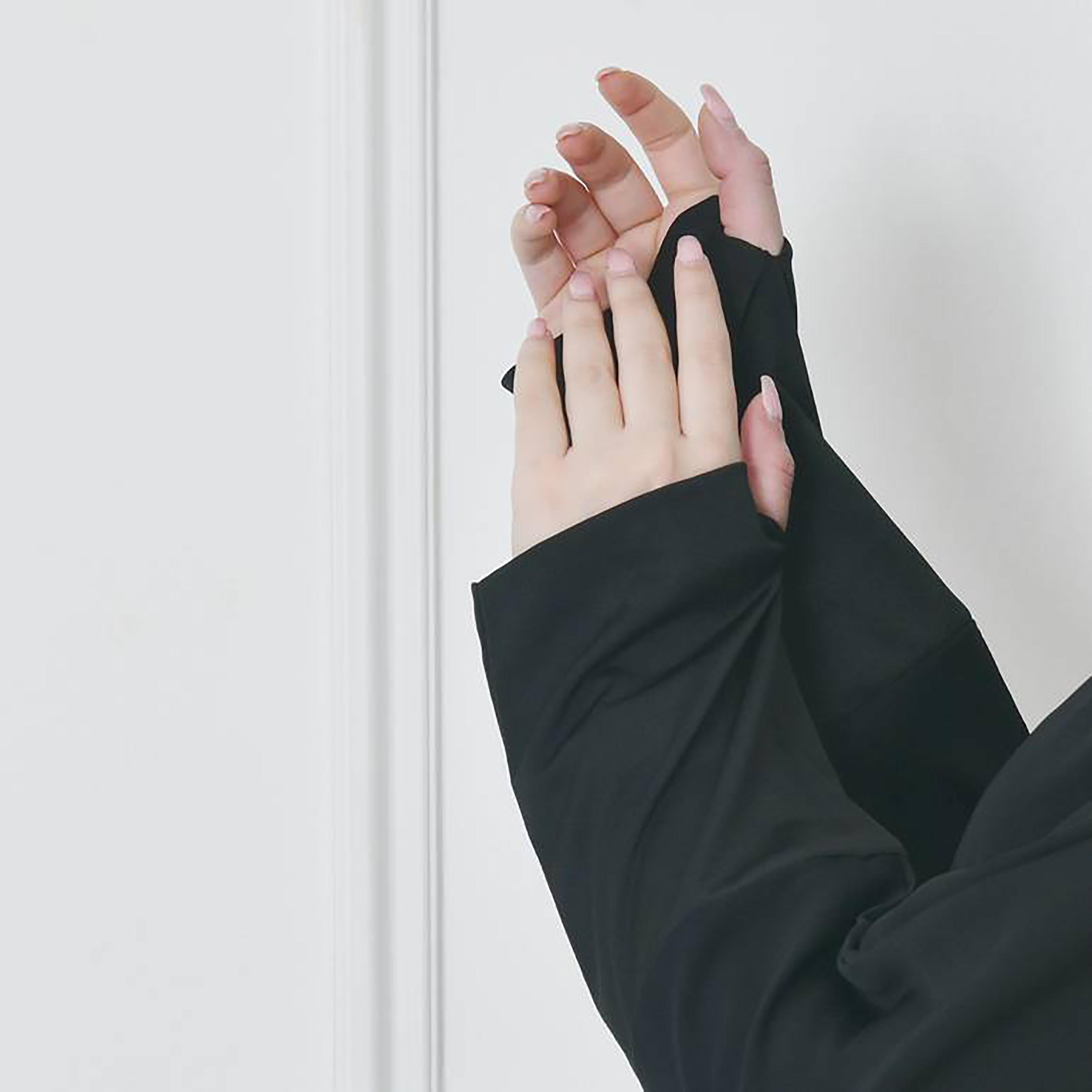 Hawraa Black Finger-Slit Sleeves Crepe Abaya with Hijab-women-arabicclothing-abayas-image-4