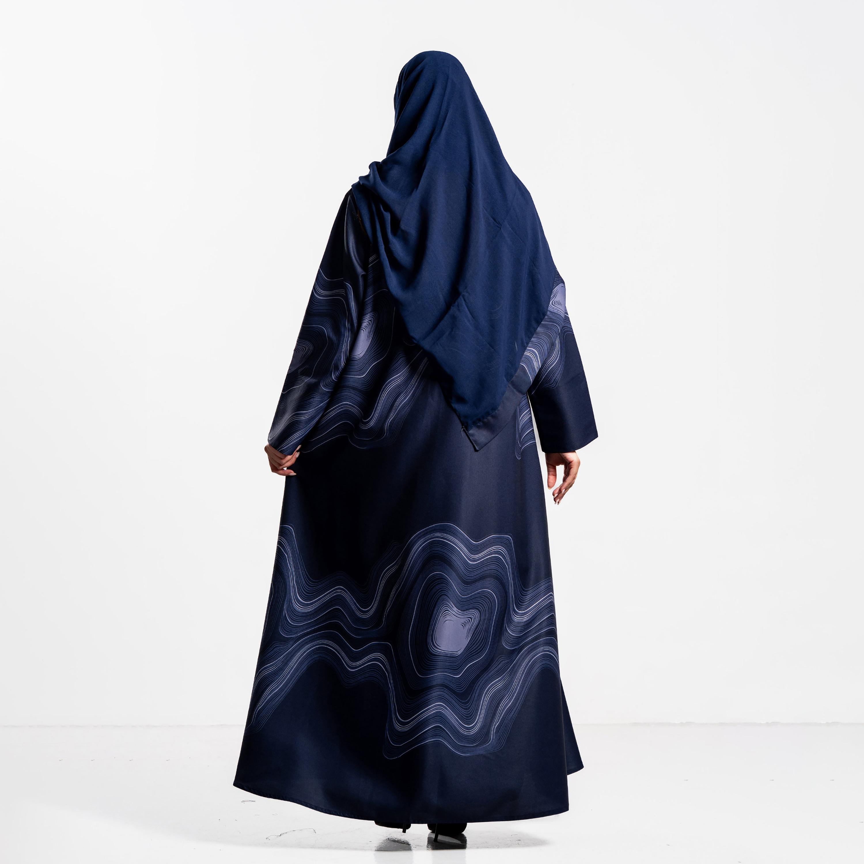 عباءة بنمط بليزر بياقة لايبيل وطبعة أمواج تجريدية مع حجاب للنساء من زاهية-women-arabicclothing-abayas-image-4
