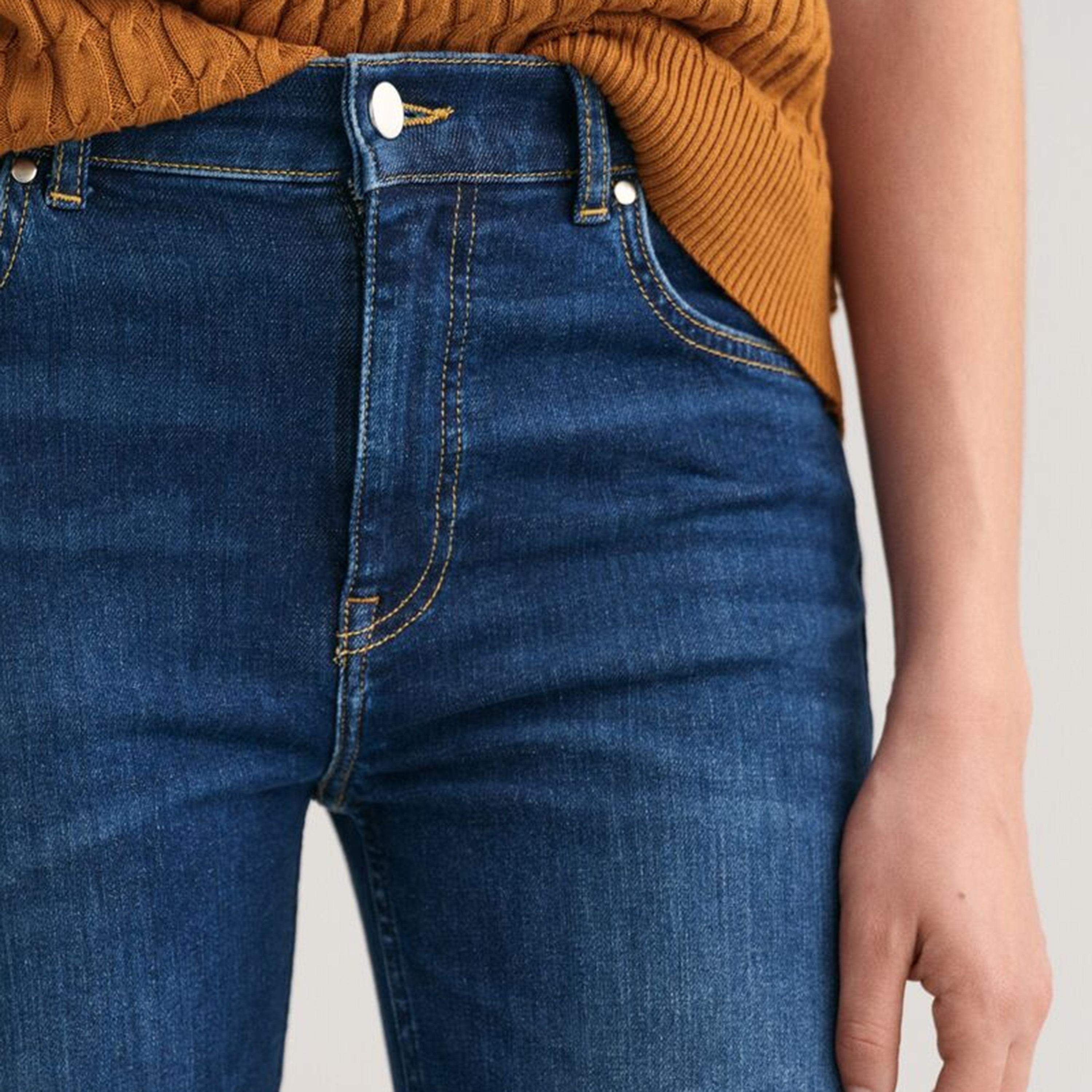 بنطال جينز كروپ نسائي ضيق ومغسول بـ 5 جيوب وخصر متوسط الارتفاع من غانت-women-clothing-bottoms-jeans-image-3