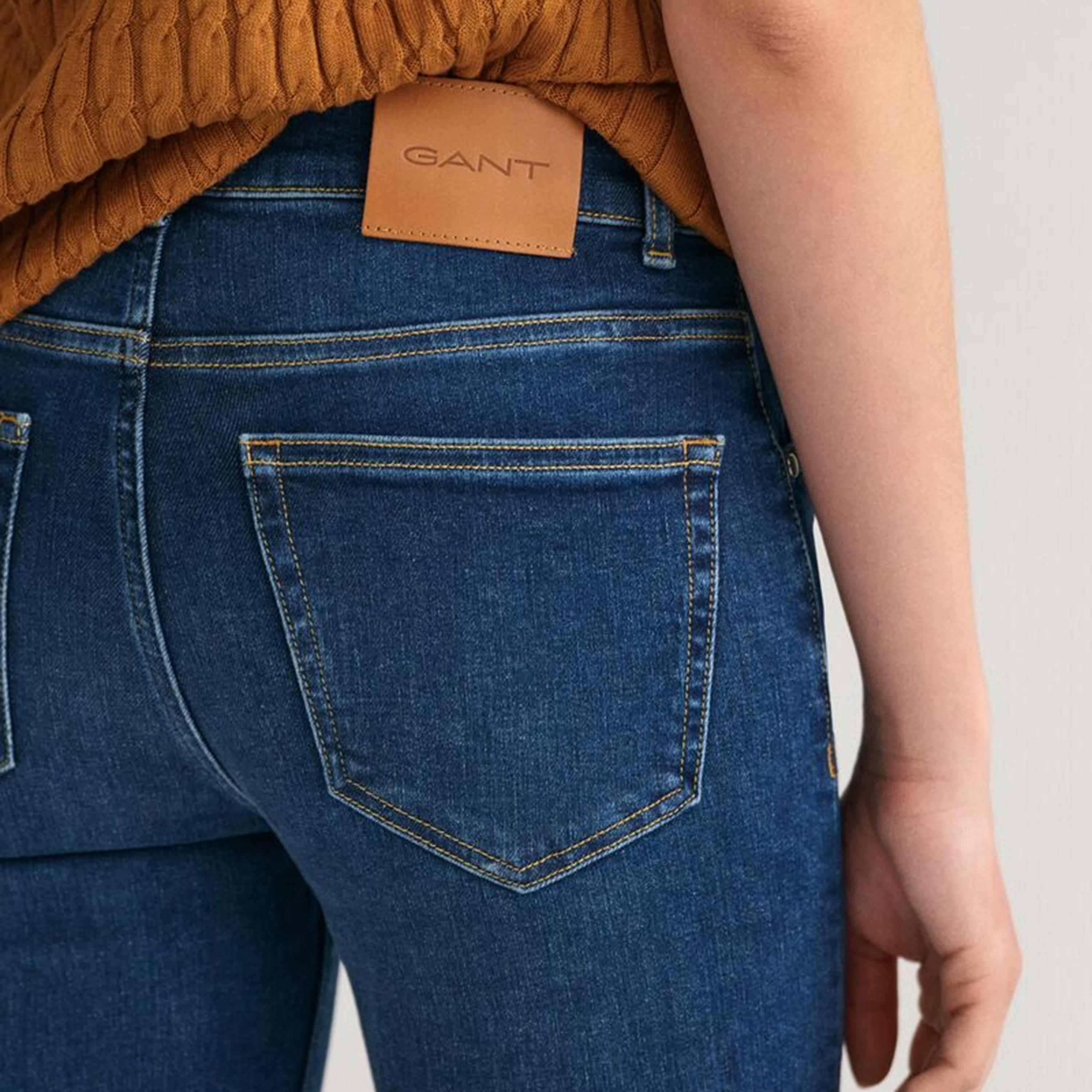 بنطال جينز كروپ نسائي ضيق ومغسول بـ 5 جيوب وخصر متوسط الارتفاع من غانت-women-clothing-bottoms-jeans-image-5