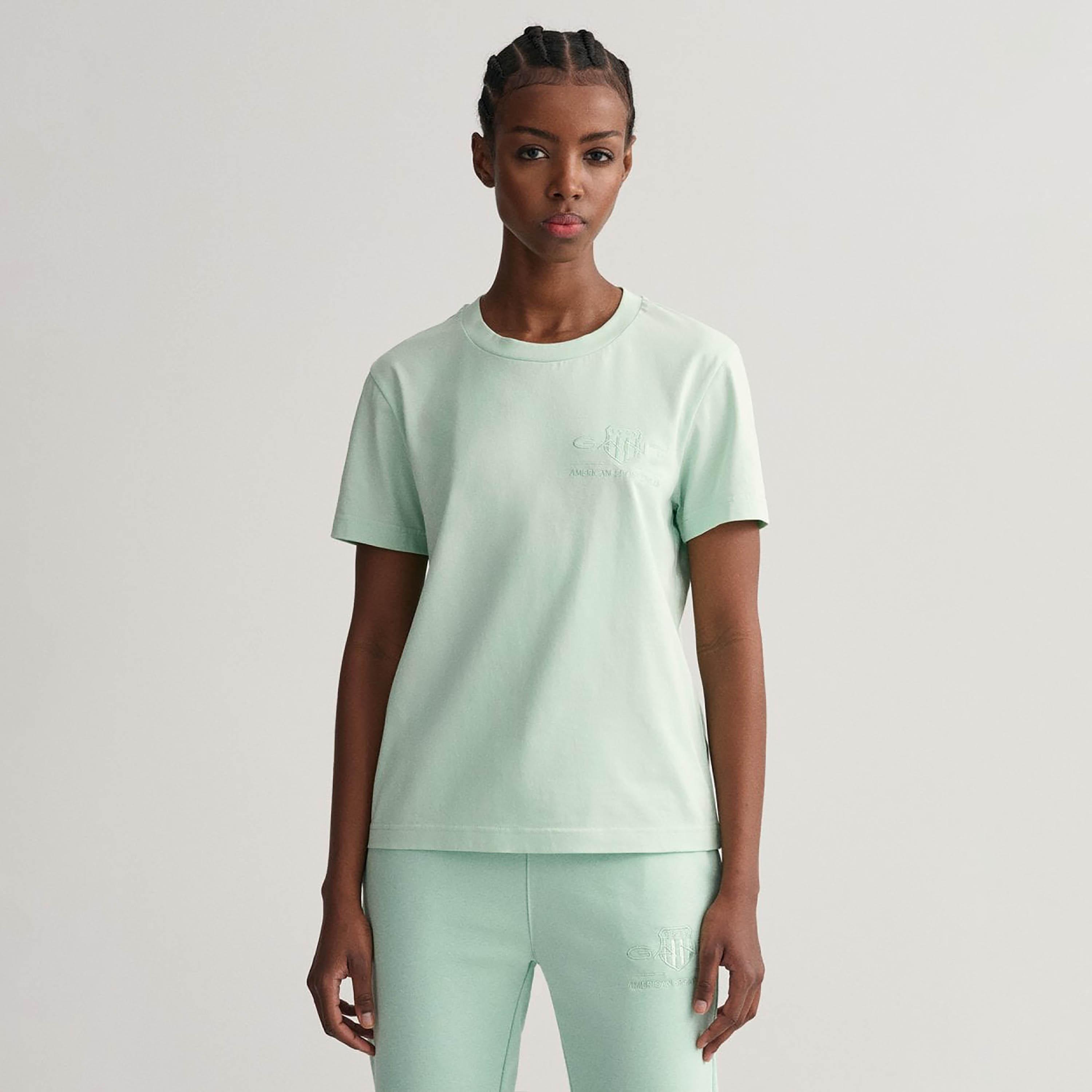 تي شيرت نسائي بأكمام قصيرة وياقة مستديرة وشعار درع مطرز من Gant-women-clothing-tshirts-image-1