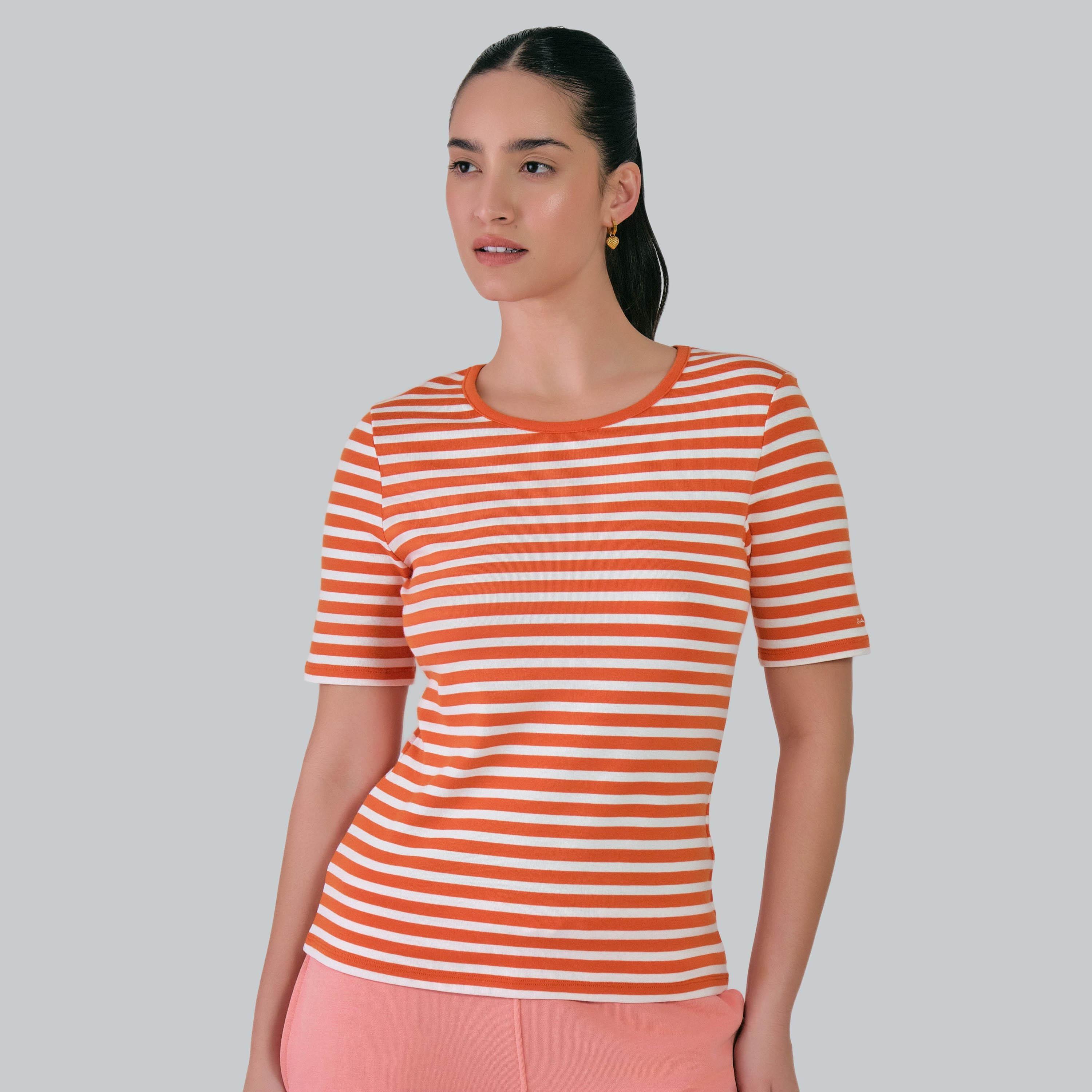 تي شيرت نسائي مخطط بياقة دائرية وأكمام قصيرة من غانت-women-clothing-tshirts-image-8