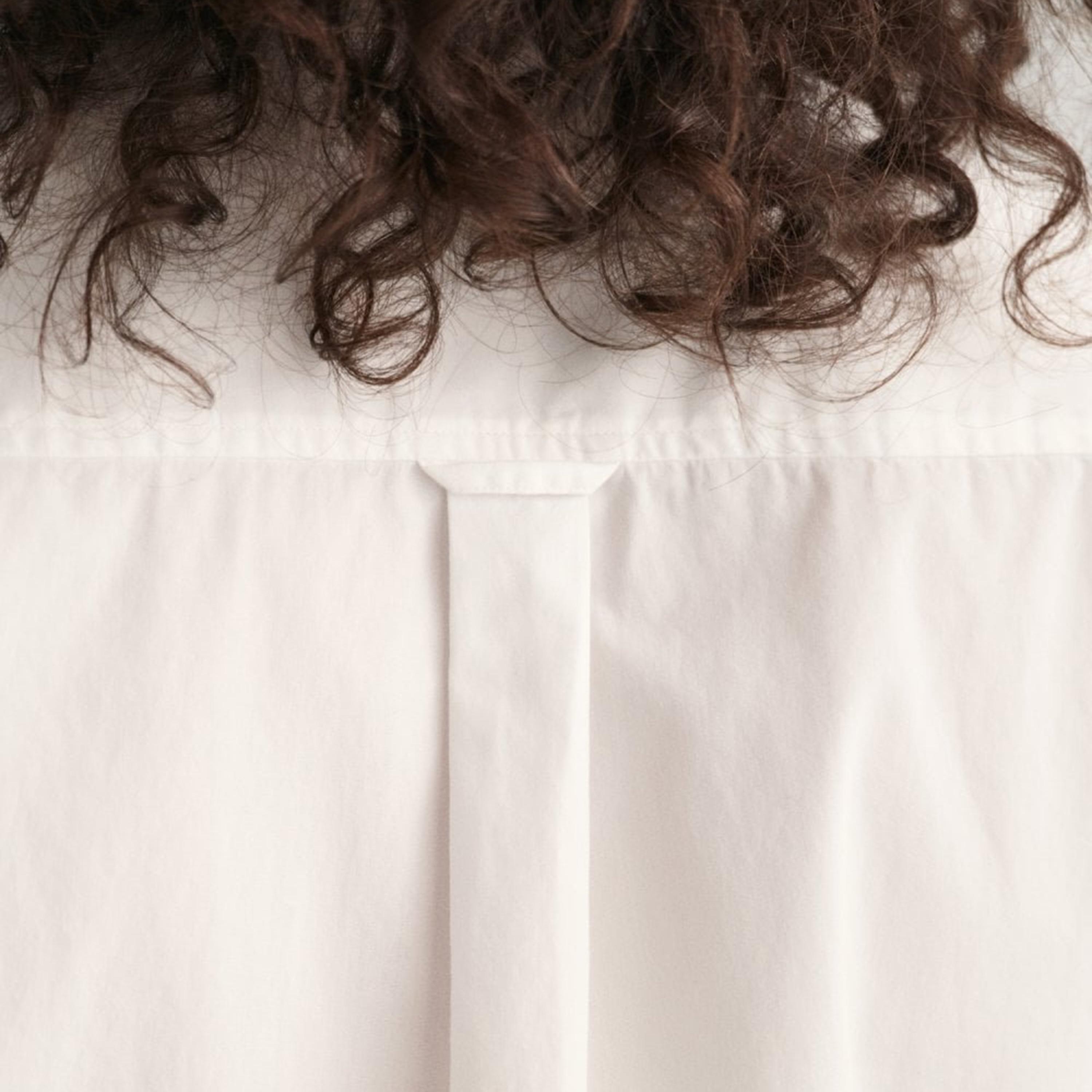 قميص حريمي بقصة مريحة بياقة مسطحة وأكمام طويلة، سادة من جانت-women-clothing-shirtsandblouses-shirts-image-5