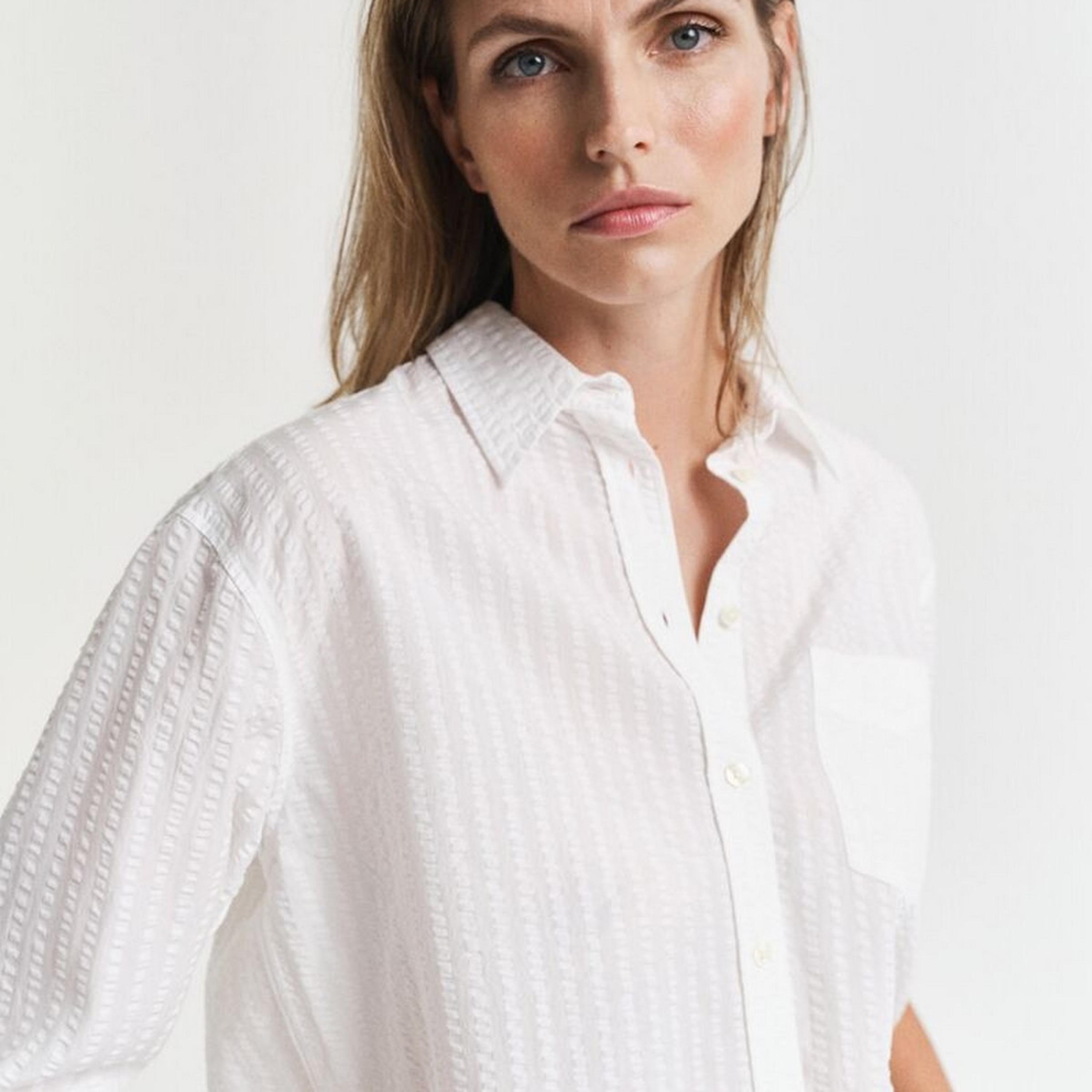 قميص نسائي بقصة مريحة من قماش السيرساكر المخطط بياقة كلاسيكية وأكمام طويلة من غانت-women-clothing-shirtsandblouses-shirts-image-2