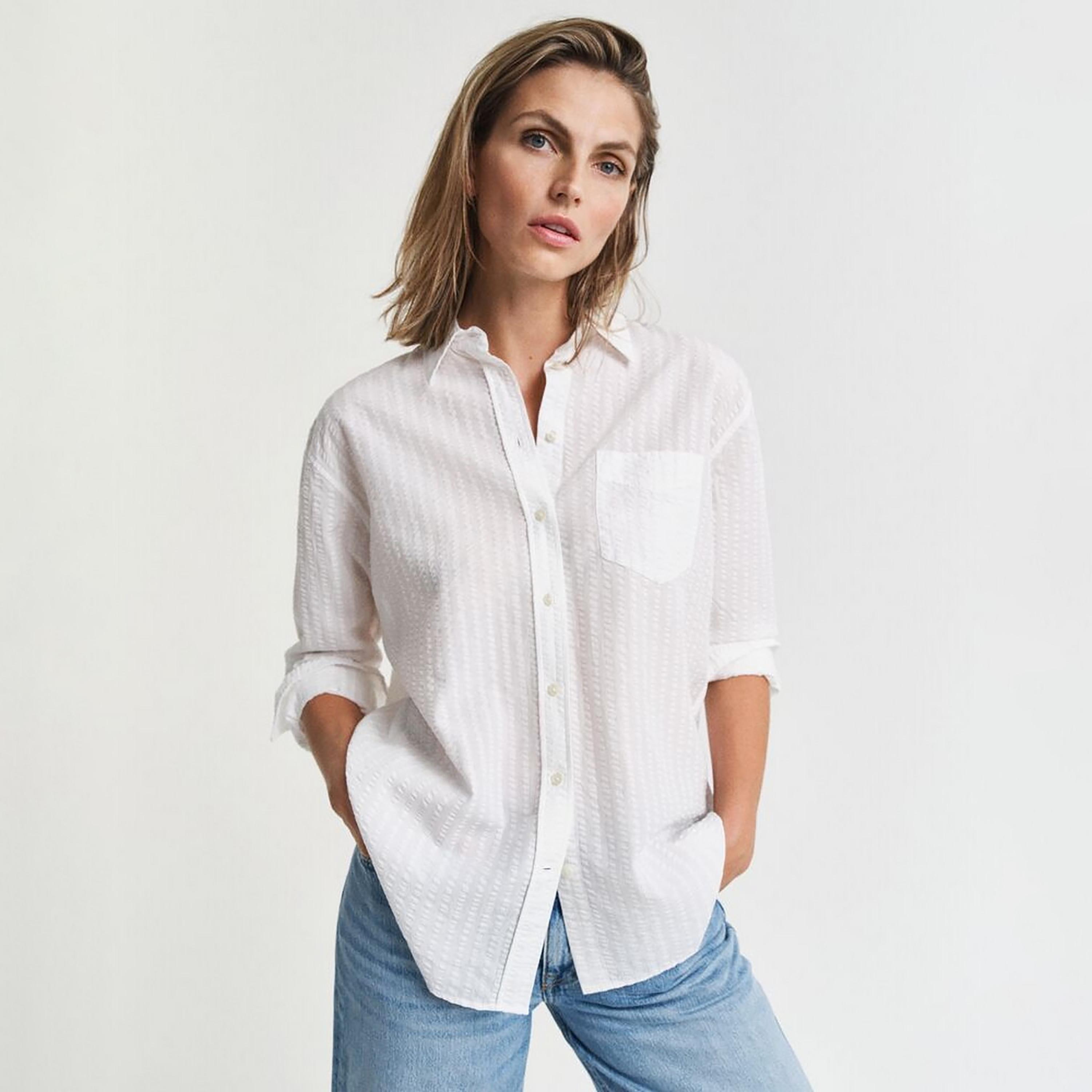 قميص نسائي بقصة مريحة من قماش السيرساكر المخطط بياقة كلاسيكية وأكمام طويلة من غانت-women-clothing-shirtsandblouses-shirts-image-4