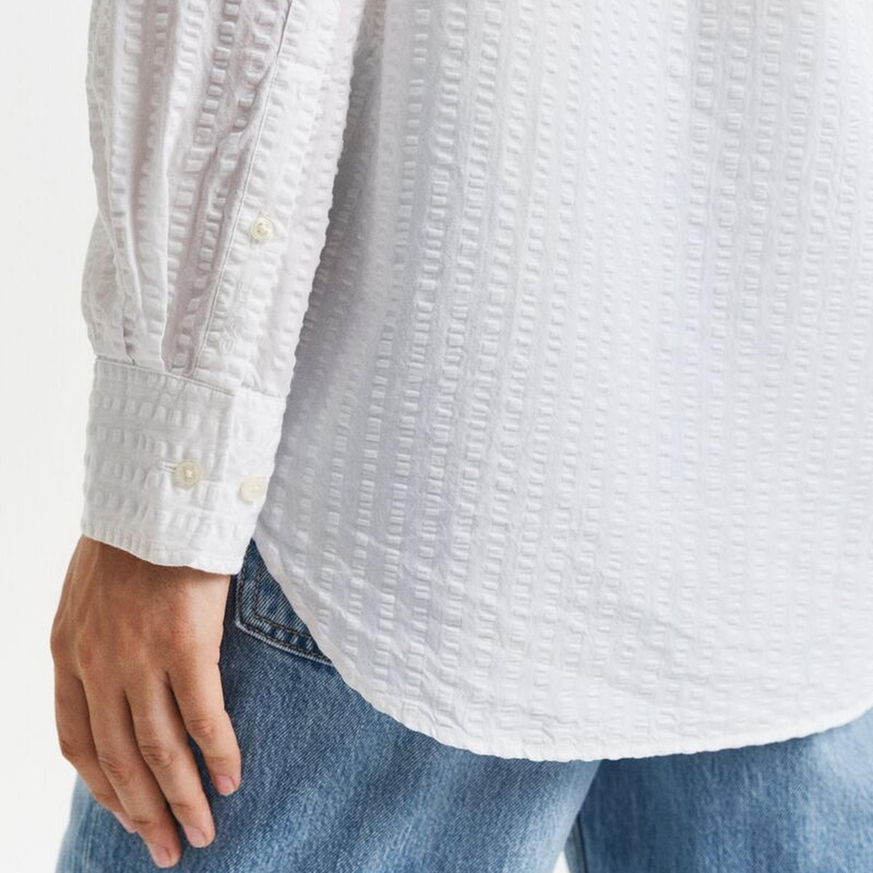 قميص نسائي بقصة مريحة من قماش السيرساكر المخطط بياقة كلاسيكية وأكمام طويلة من غانت-women-clothing-shirtsandblouses-shirts-image-5