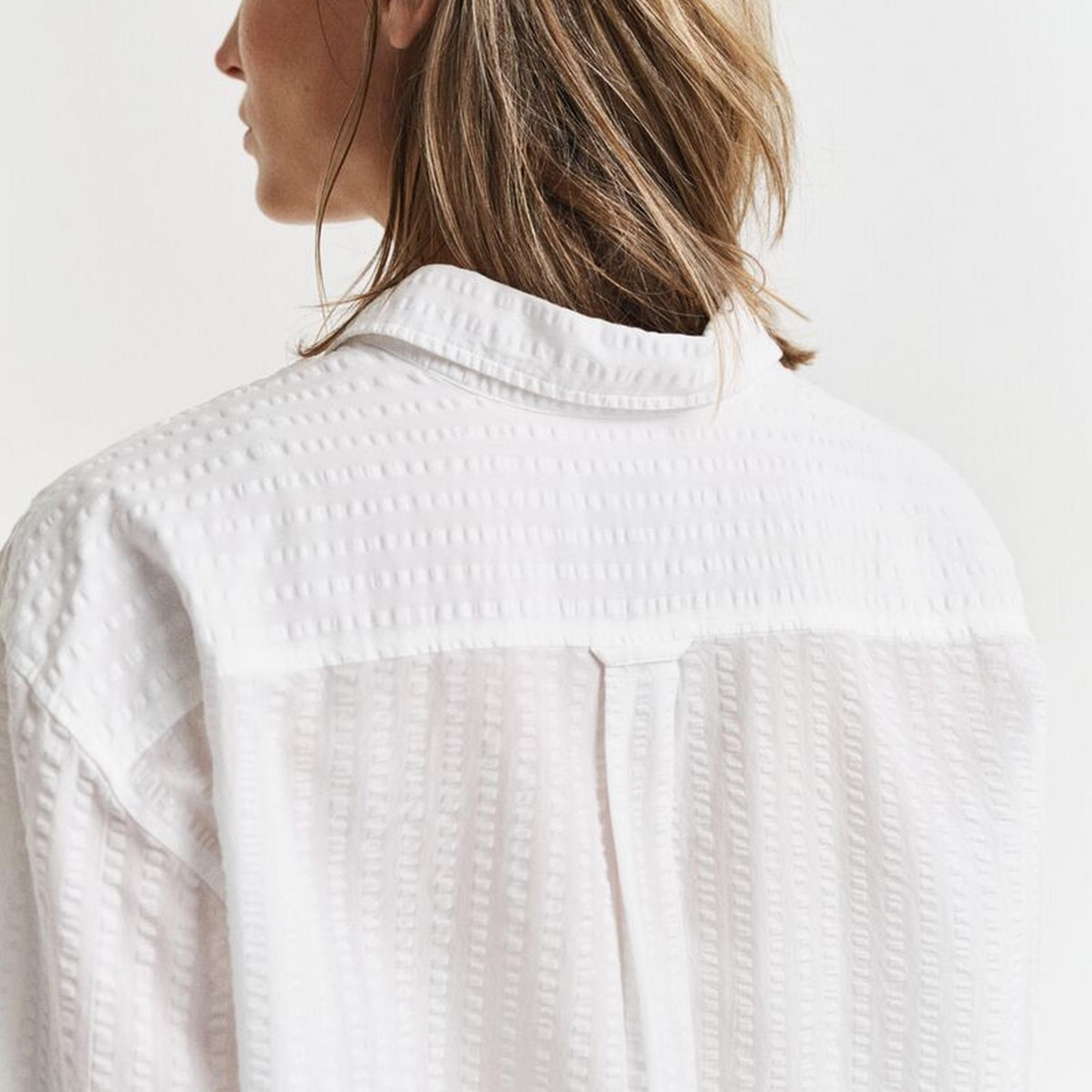 قميص نسائي بقصة مريحة من قماش السيرساكر المخطط بياقة كلاسيكية وأكمام طويلة من غانت-women-clothing-shirtsandblouses-shirts-image-6
