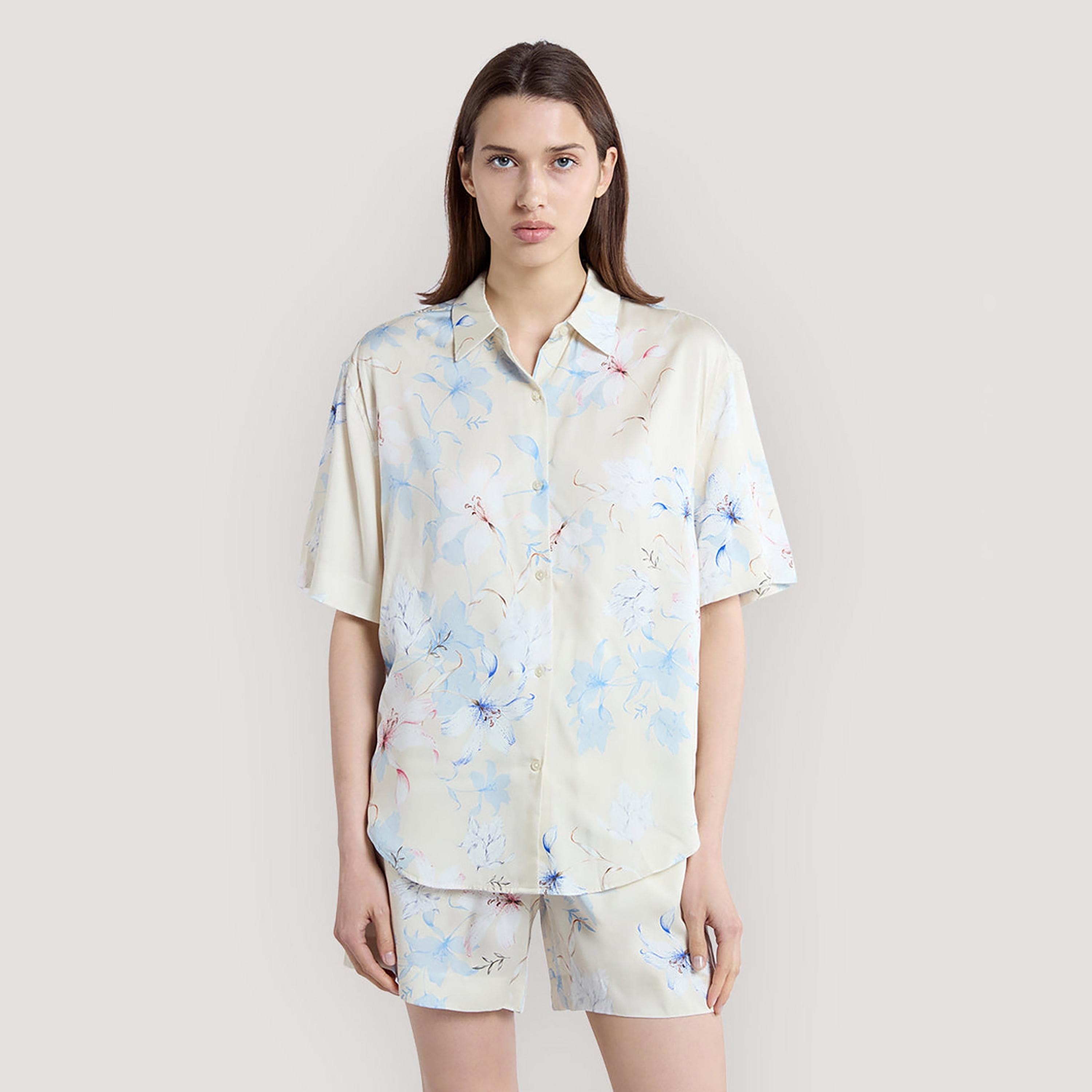 قميص نسائي بقصة مريحة بطبعة زهور وياقة مدببة وأكمام قصيرة من غانت-women-clothing-shirtsandblouses-shirts-image-1