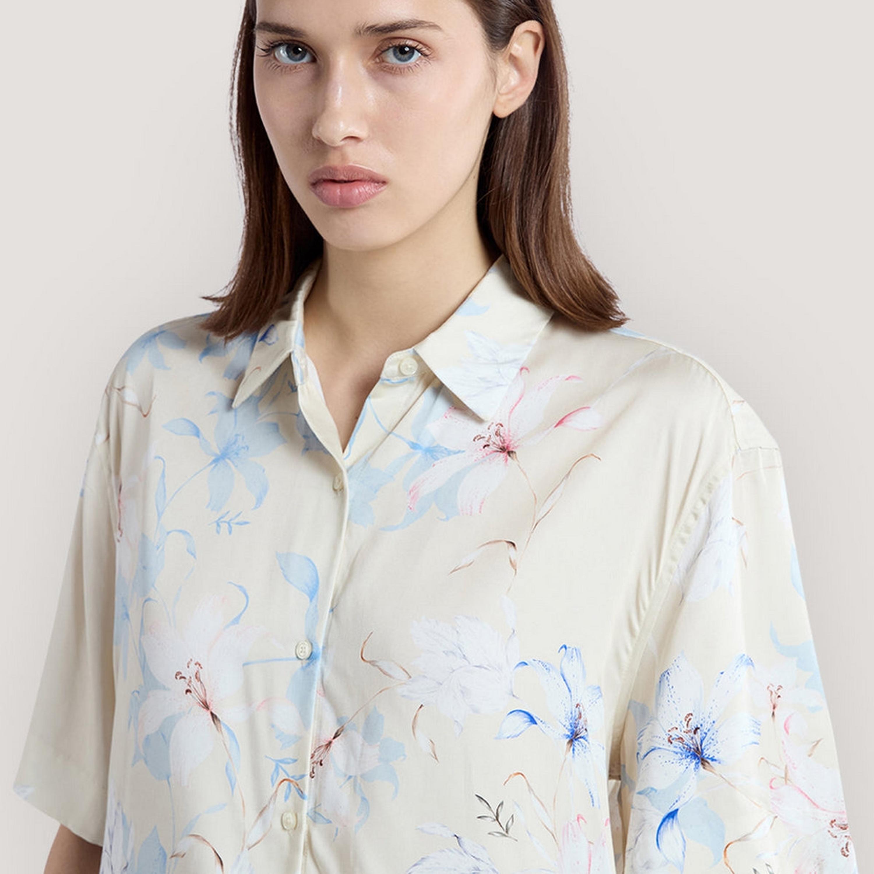 قميص نسائي بقصة مريحة بطبعة زهور وياقة مدببة وأكمام قصيرة من غانت-women-clothing-shirtsandblouses-shirts-image-2