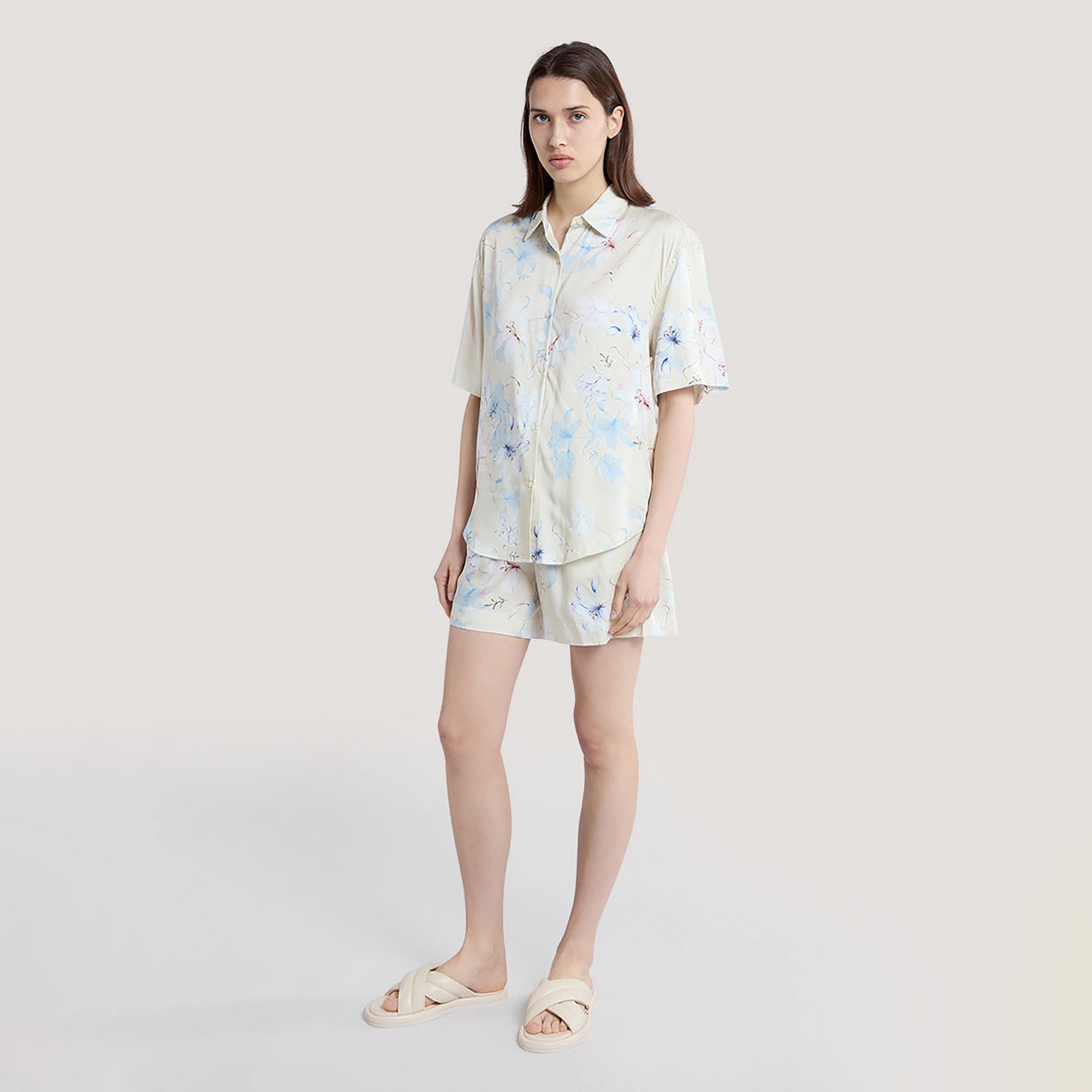 قميص نسائي بقصة مريحة بطبعة زهور وياقة مدببة وأكمام قصيرة من غانت-women-clothing-shirtsandblouses-shirts-image-3