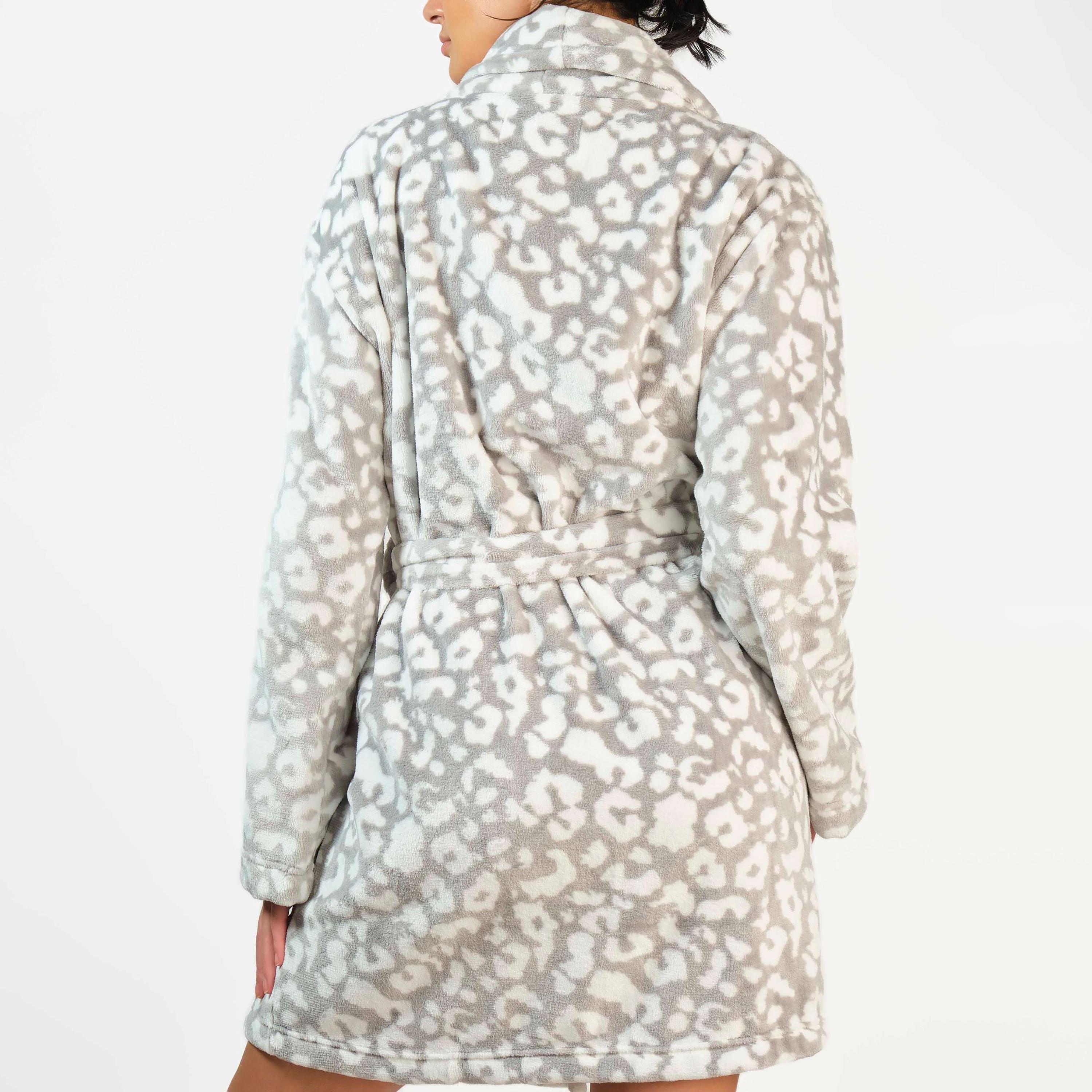 Isla & Evie Abstract Print Long Sleeves Women's Short Robe-women-clothing-nightwear-robes-image-4
