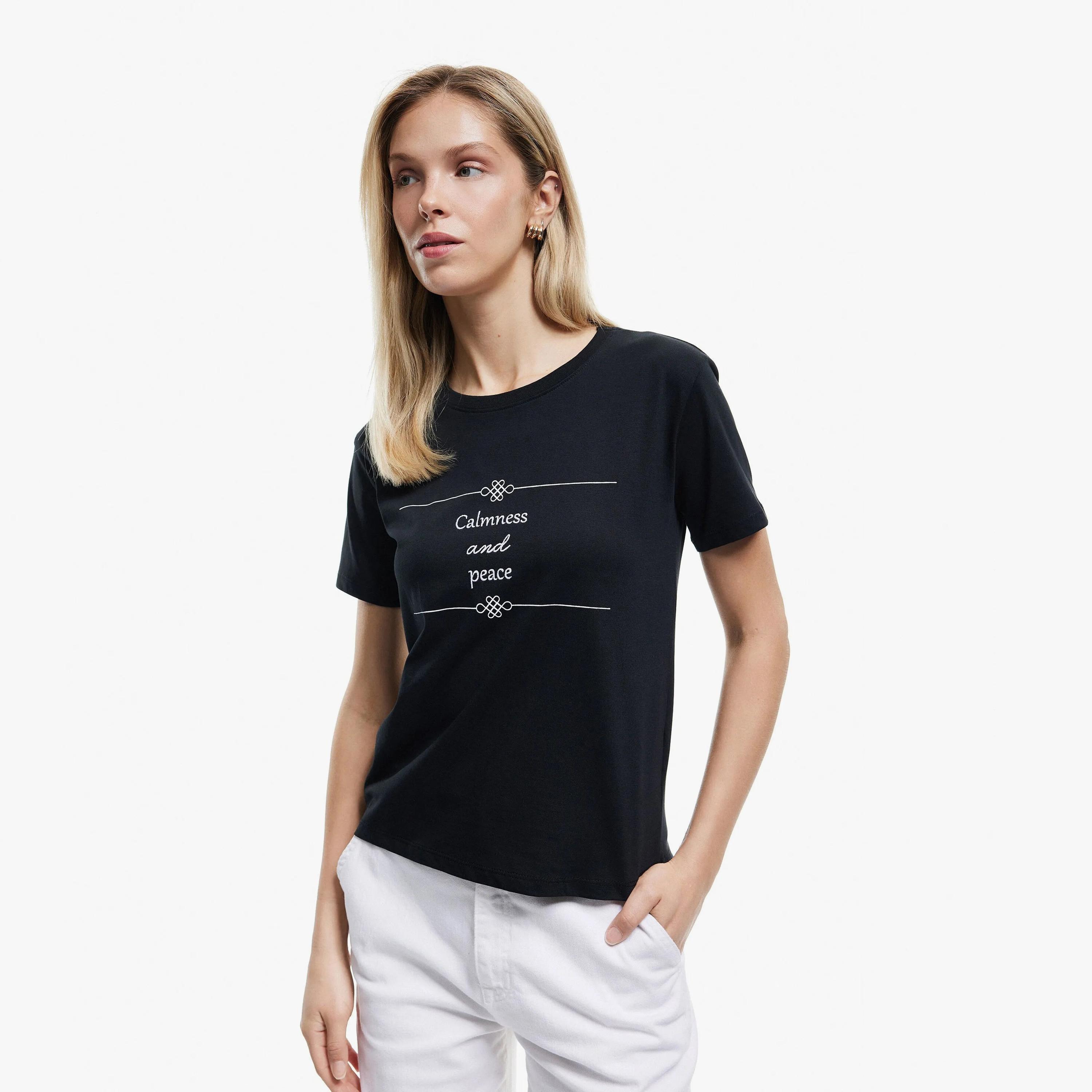 تي شيرت نسائي أسود من القطن بياقة دائرية ونص مطرز من كوتون-women-clothing-tshirts-image-1