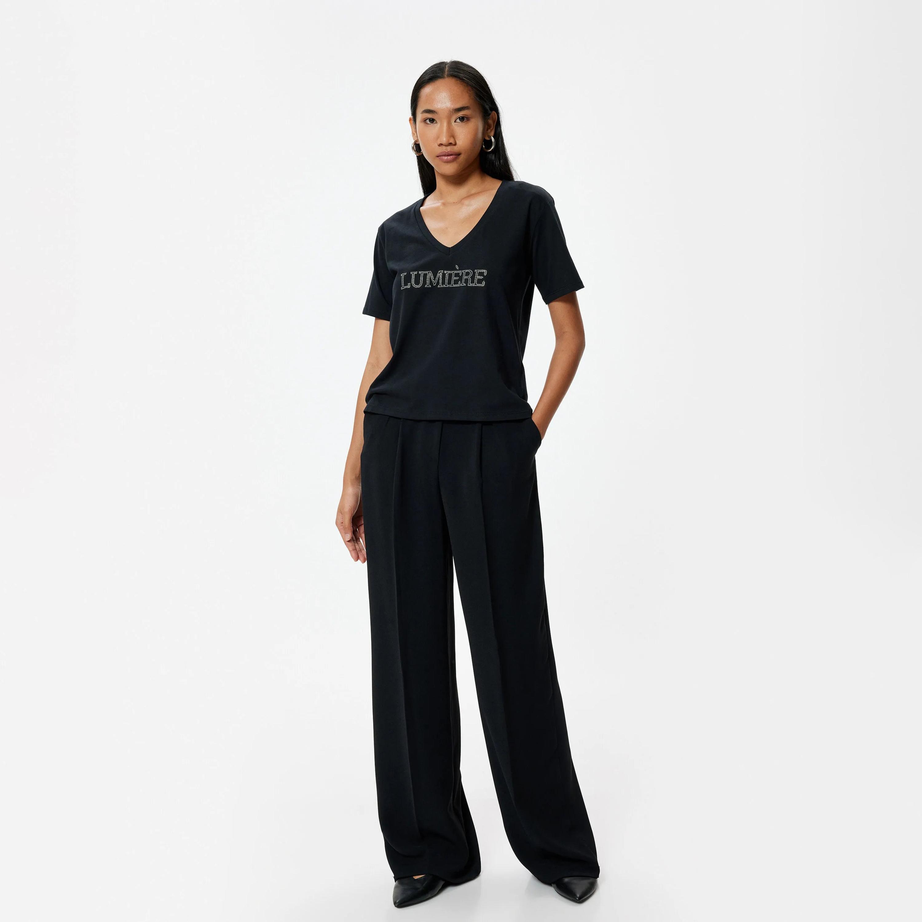 تي شيرت نسائي قطني بتفاصيل حجر أسود من كوتون-women-clothing-tshirts-image-2