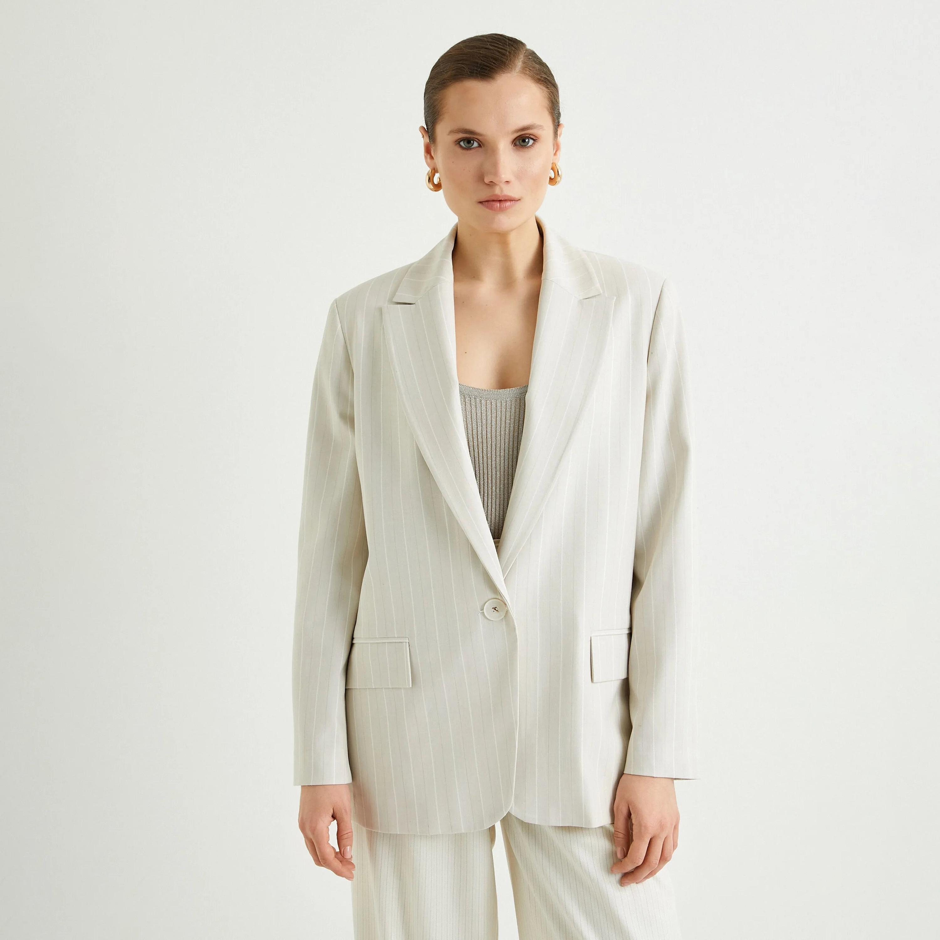 بليزر نسائي مخطط باللون الأبيض مع ياقة على شكل طية صدر واحدة من كوتون-women-clothing-coatsandjackets-blazers-image-1